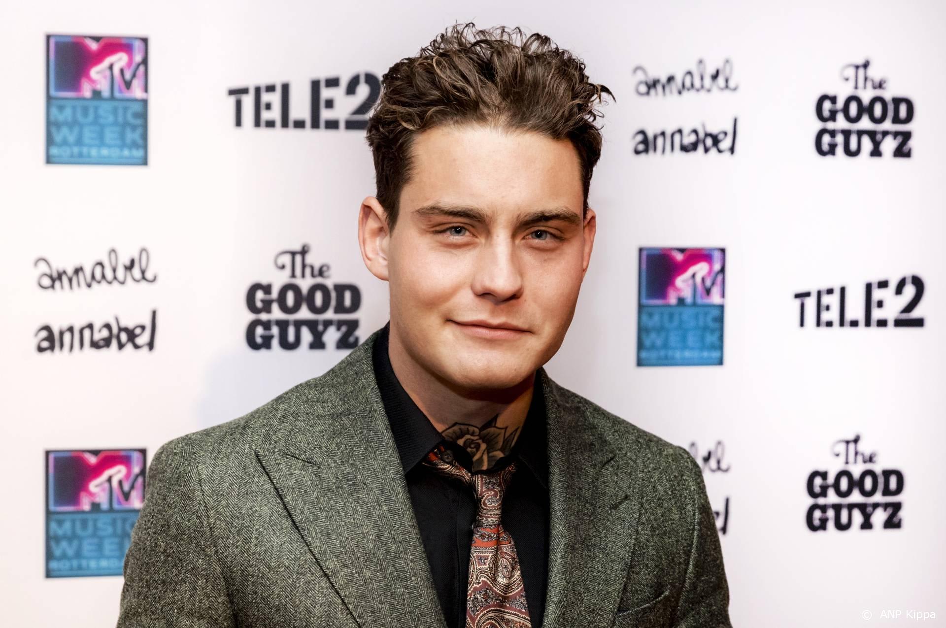 Douwe Bob trots op foto met zwangere Loes