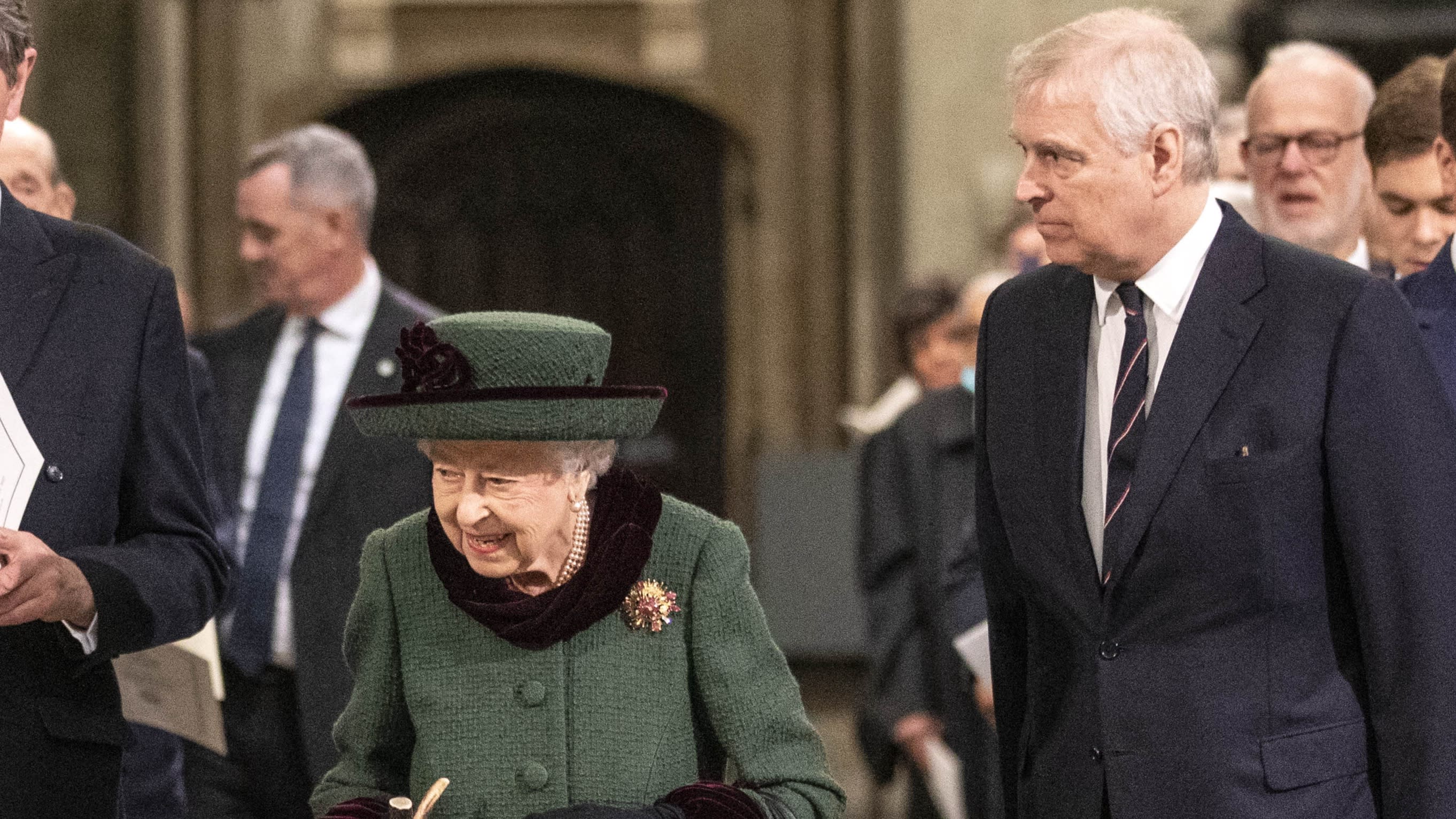 Kritiek op prins Andrew die moeder Elizabeth begeleidde