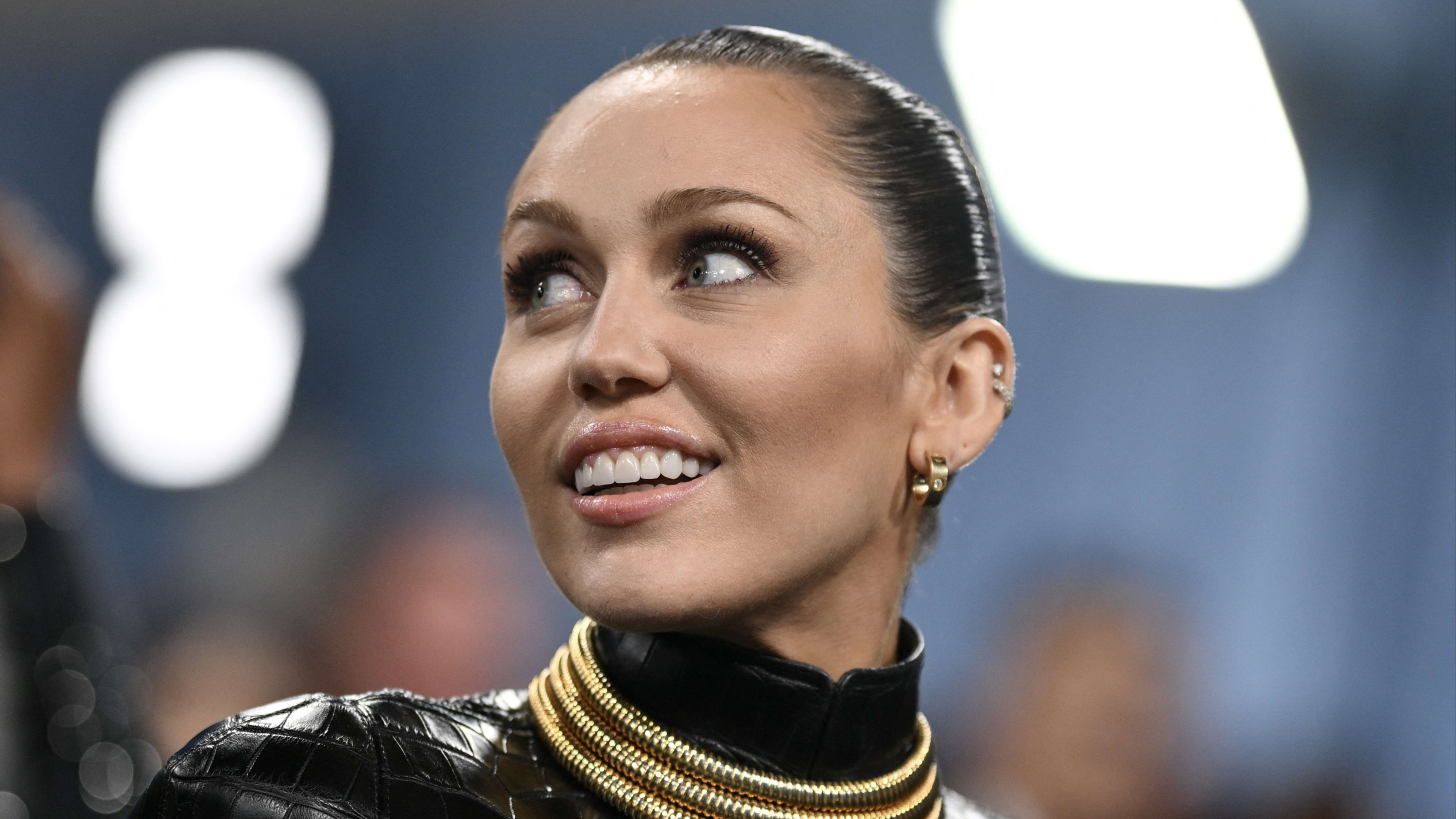 Miley Cyrus stopt met optreden wegens medische problemen | Shownieuws