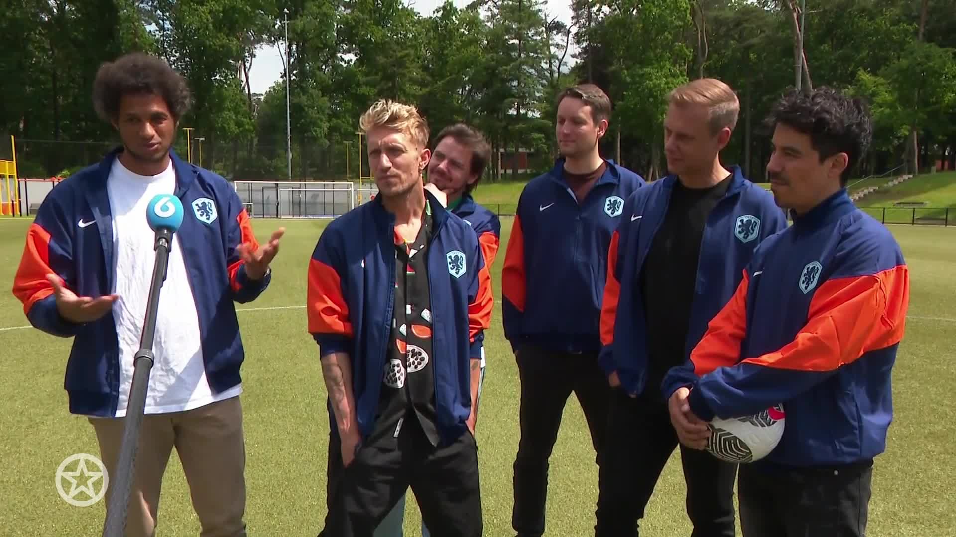 Nederlands elftal zingt mee op EK-anthem Armin en Chef'Special