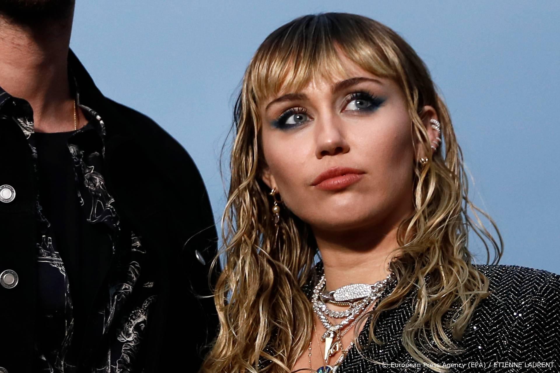 Miley Cyrus voelt zich prettiger in een relatie met een vrouw