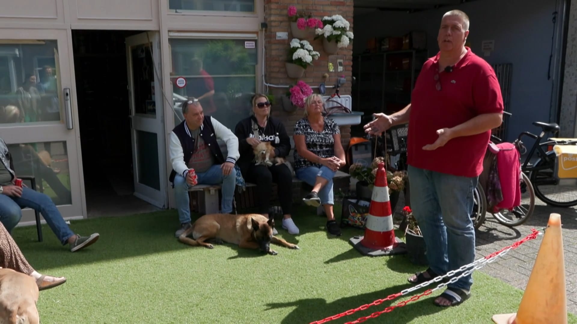 'Zeikwijf' helemaal klaar met 'café' van 'asociale' buurman