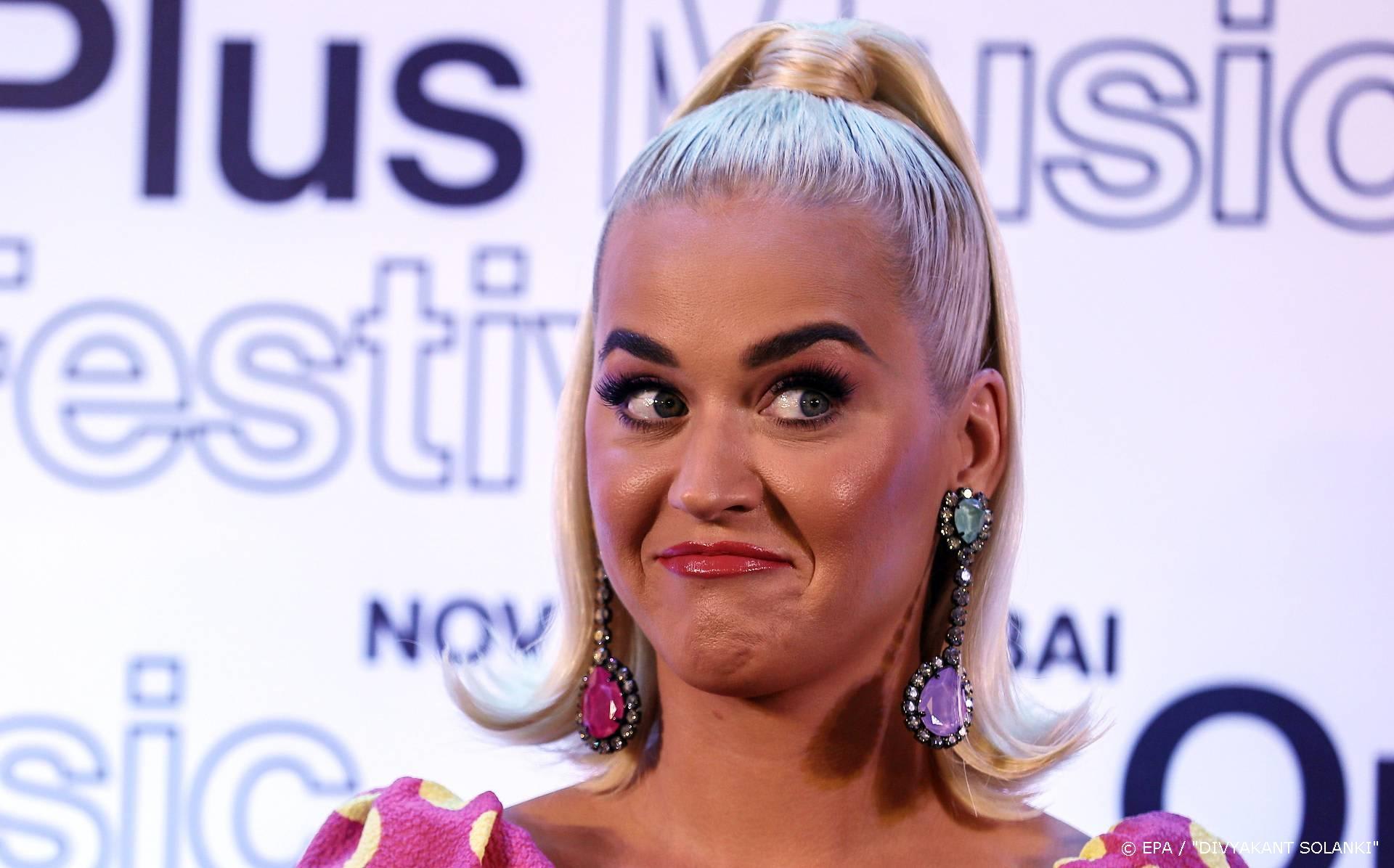 Katy Perry laat dansend haar babybuik zien