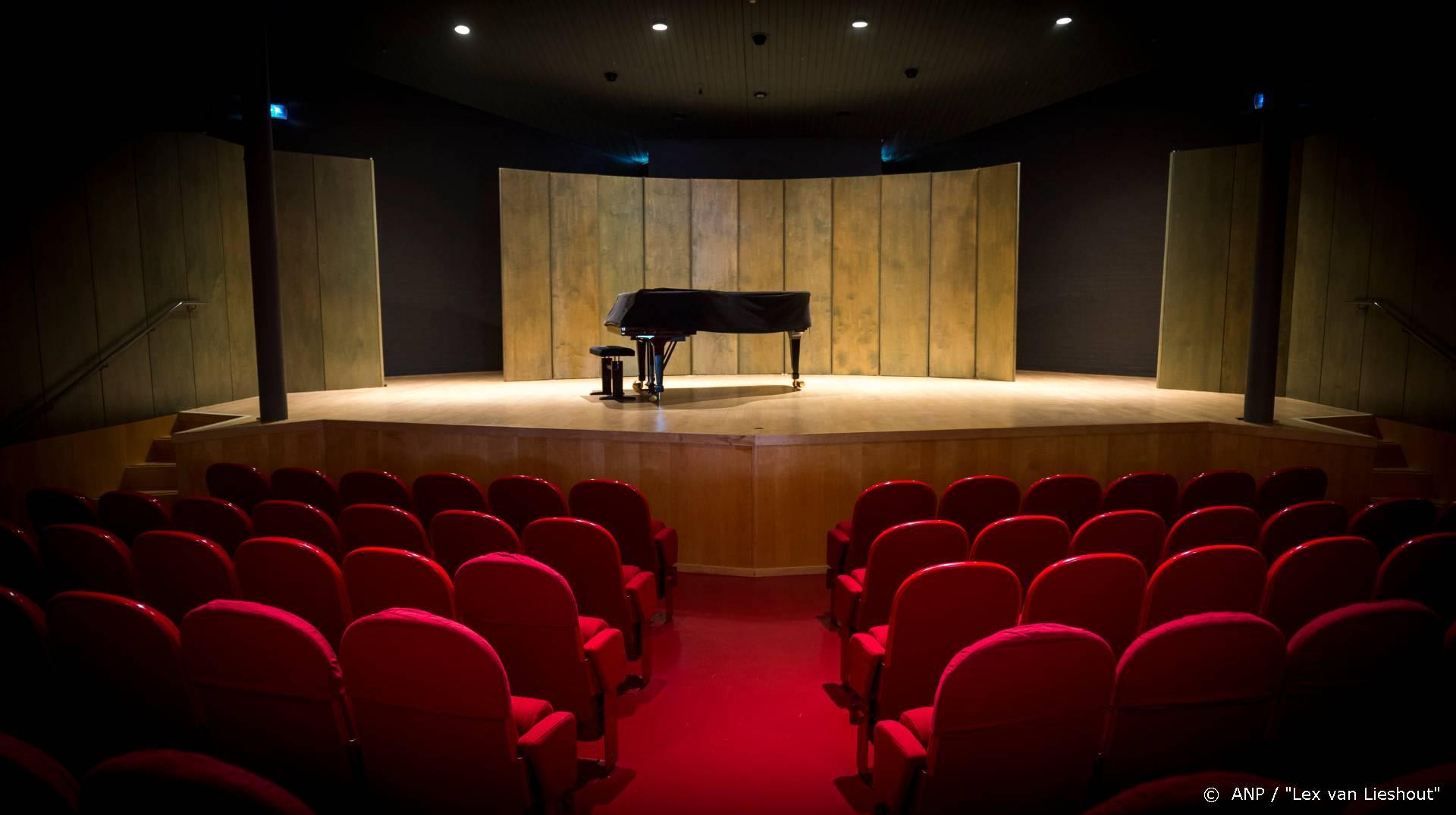 Winnares Cabaretfestival geeft quarantaine-concert onder raam