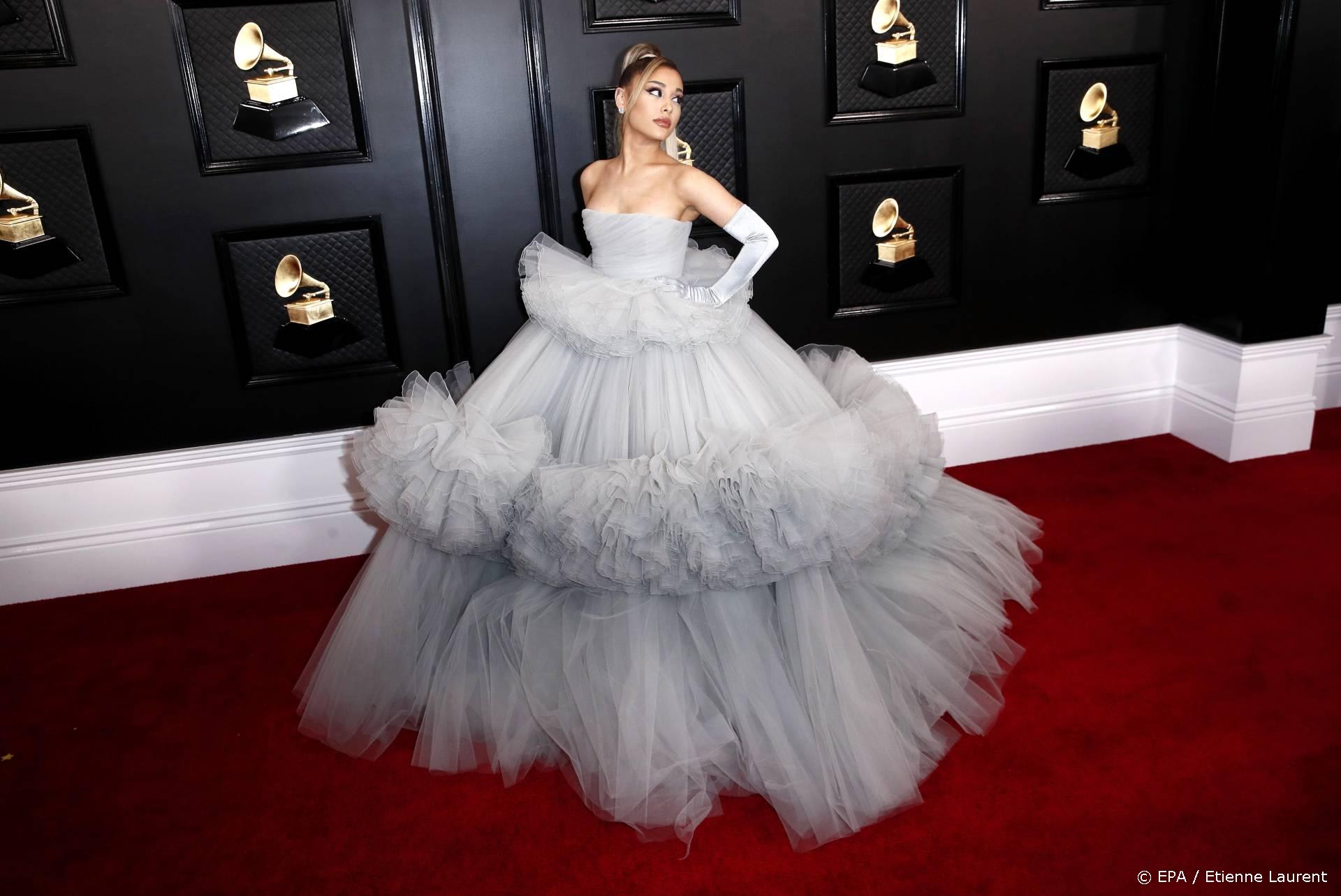 'Gevaccineerde en gemaskerde' Ariana Grande helpt twijfelaars