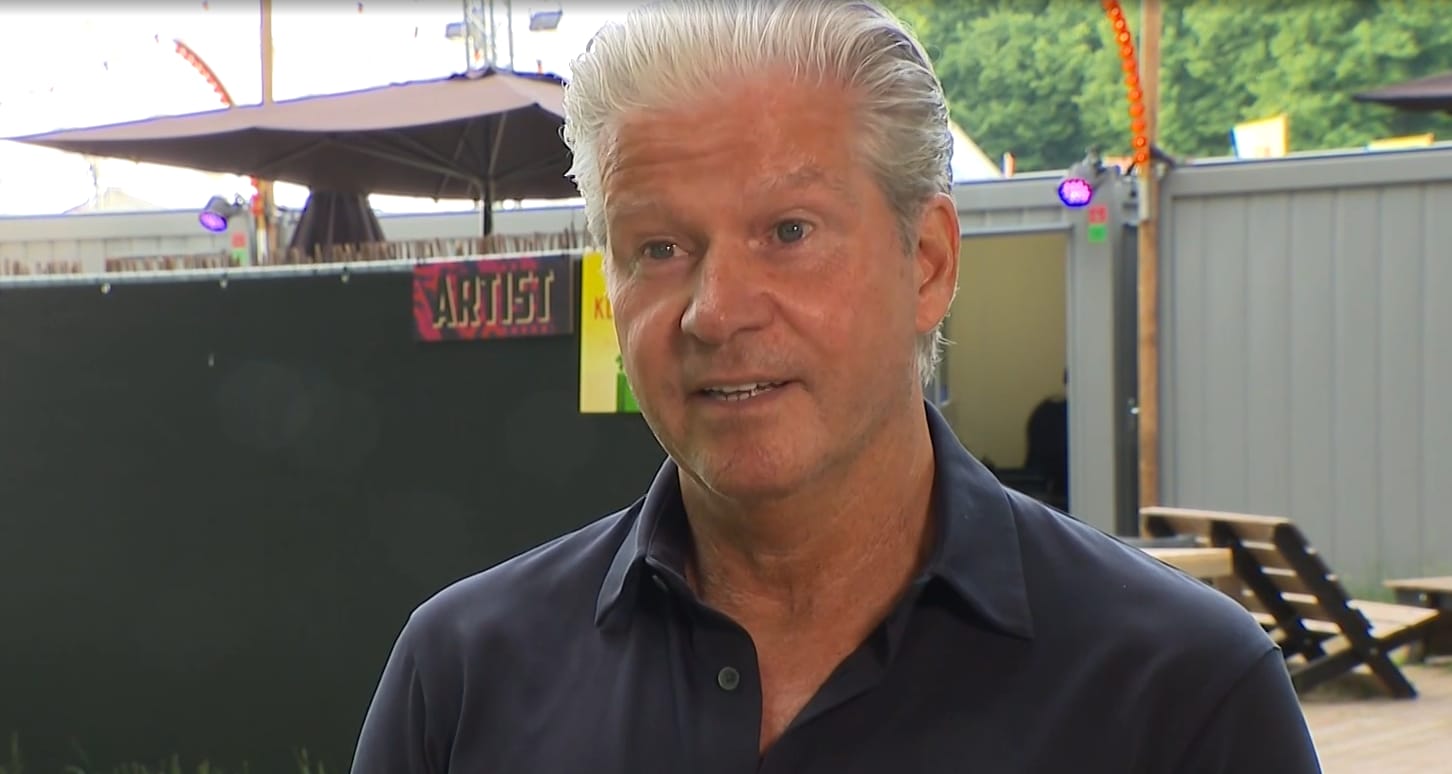  'Best afgetrainde zanger' Dries showt opnieuw ontbloot bovenlichaam 