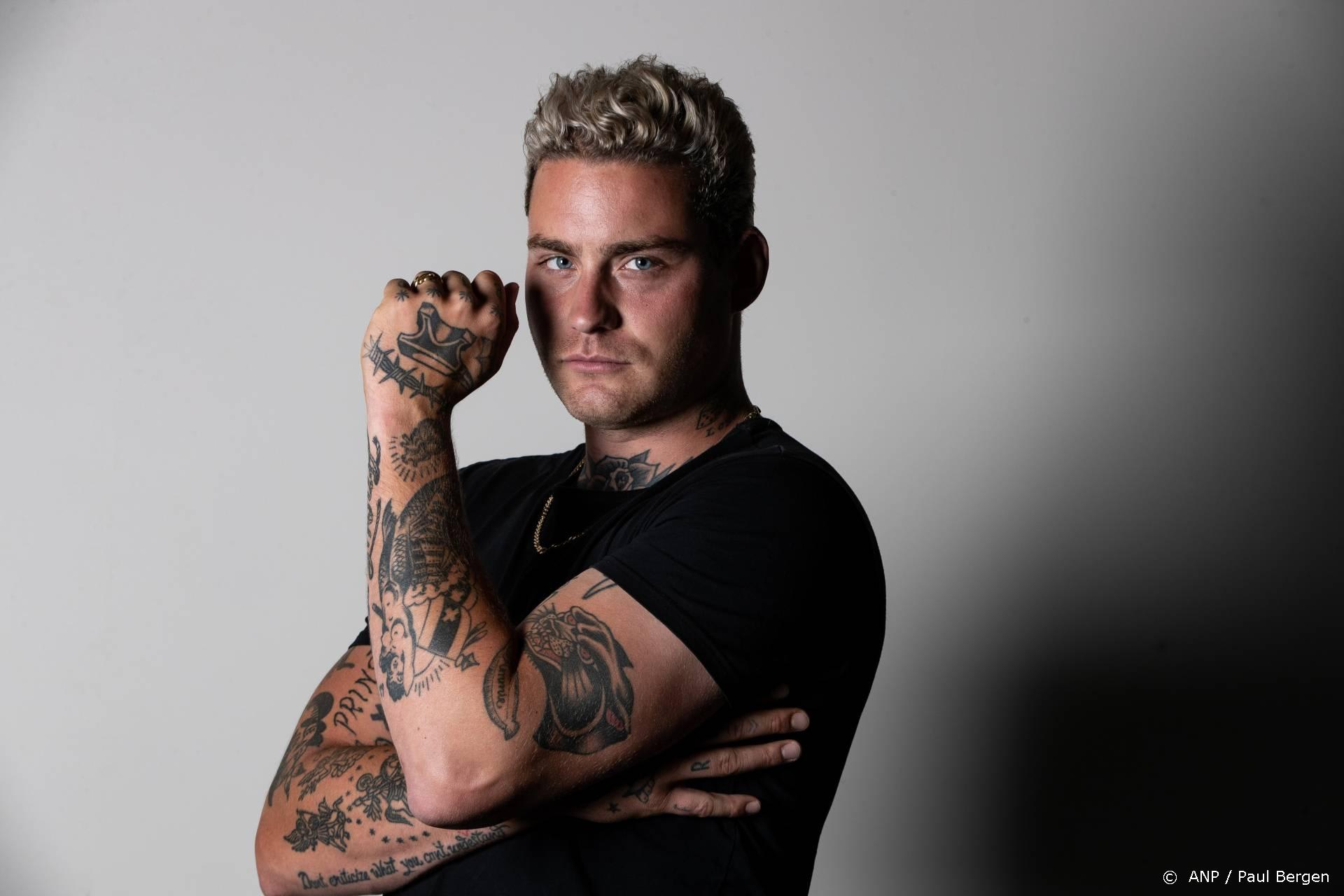 ZIEN: Douwe Bob zet tattoo voor zoontje