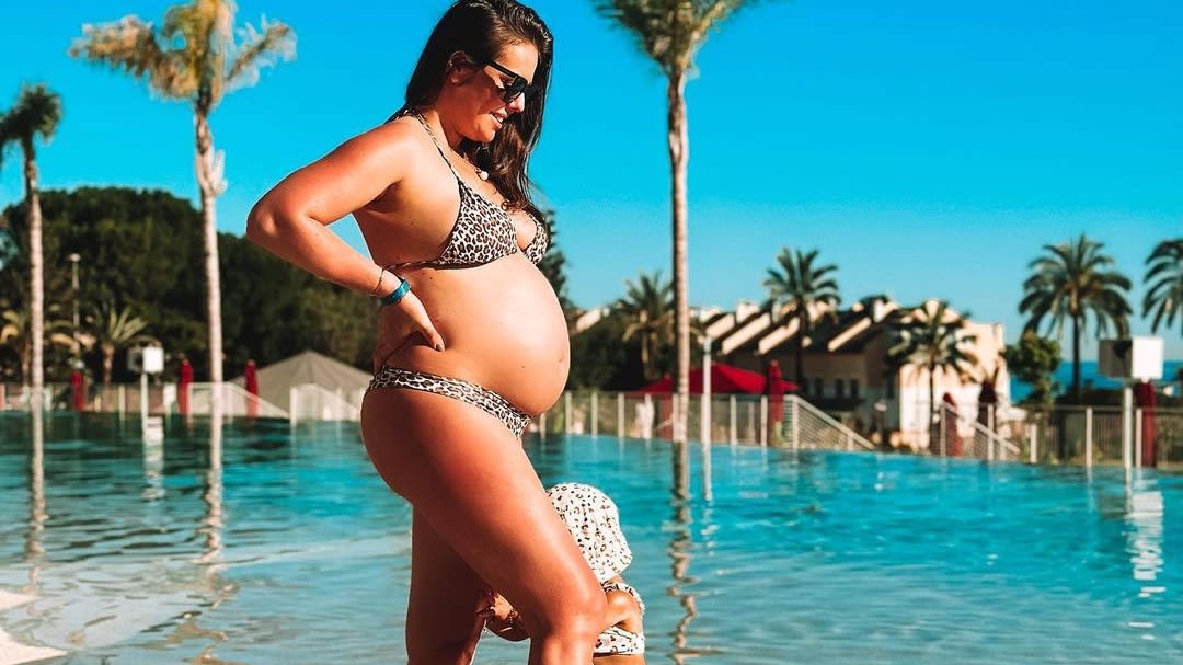 ZIEN: Laura Ponticorvo danst en straalt met baby belly