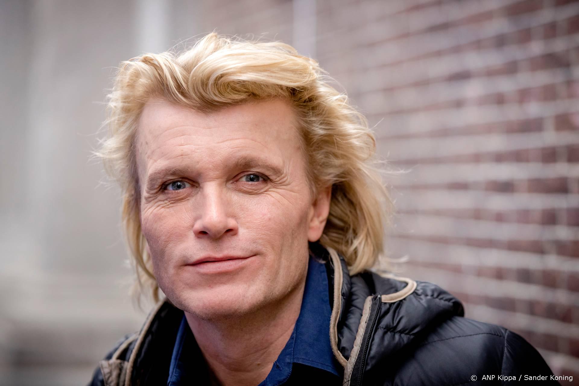 Hans Klok op snelweg staande gehouden vanwege avondklok