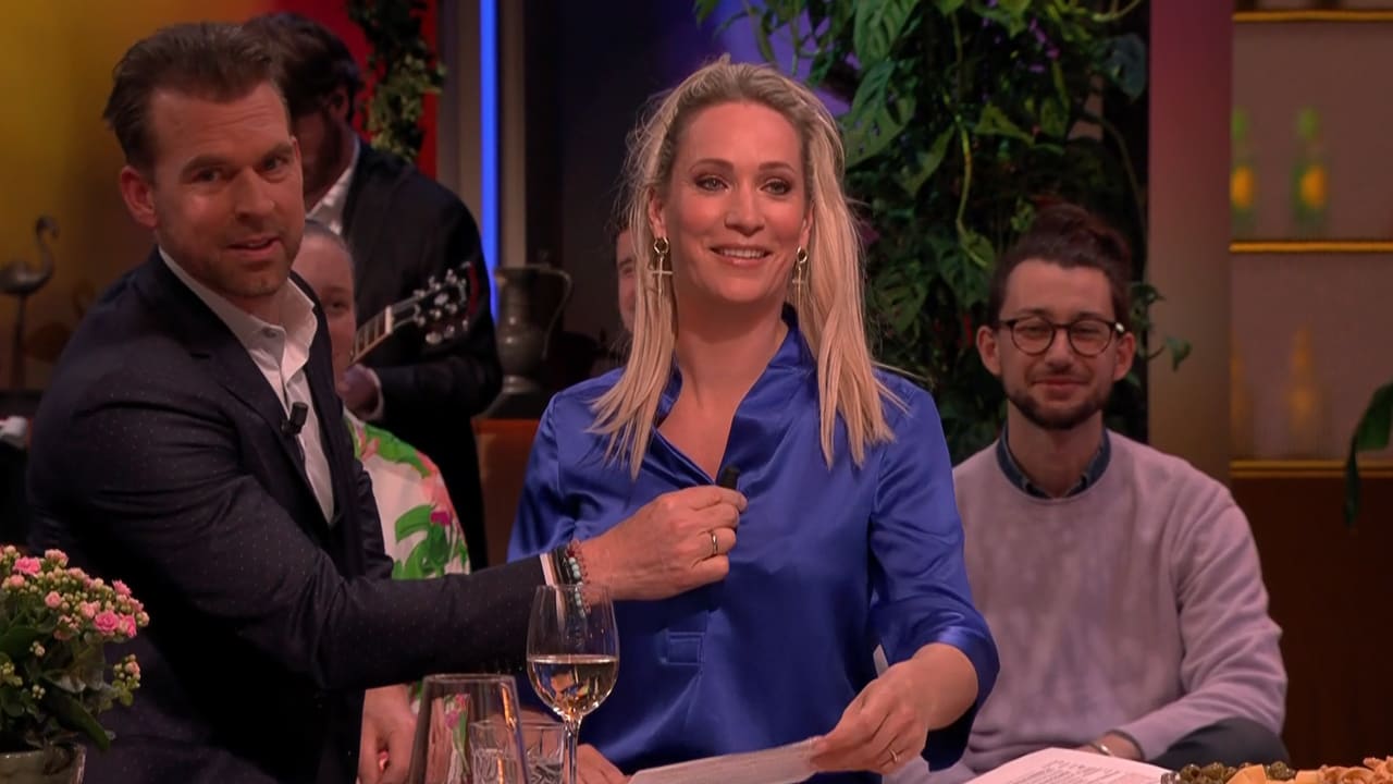 Rutger helpt Hélène haar blouse dicht te doen bij De Oranjezondag