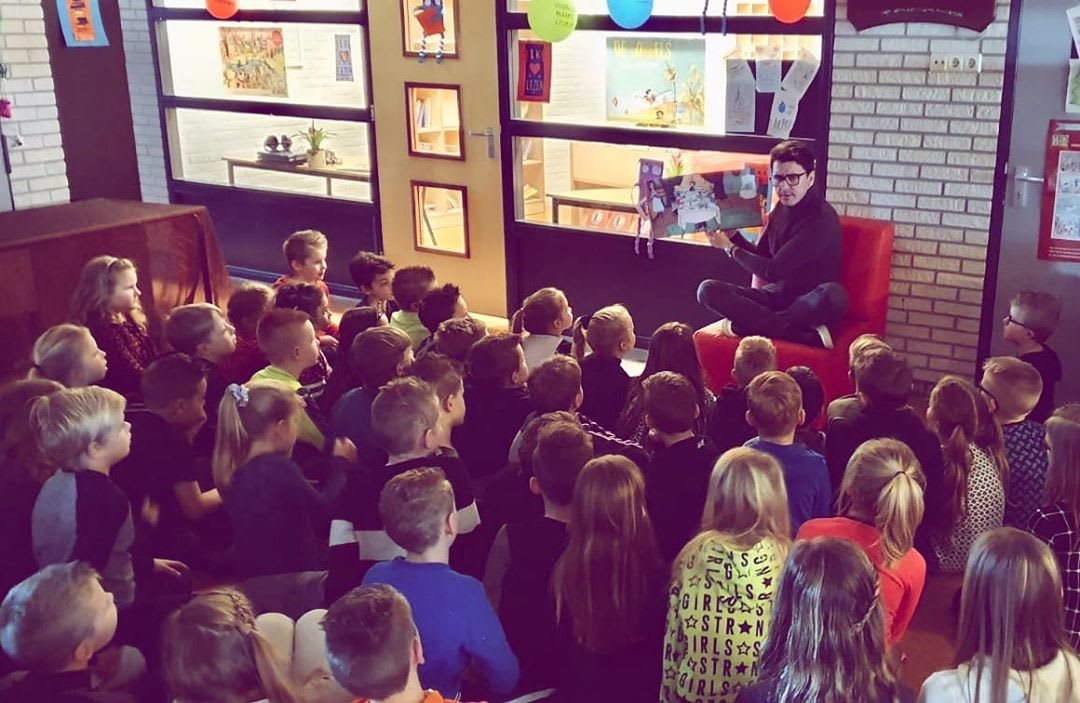 Te lief! Jan Smit leest kindjes voor op school