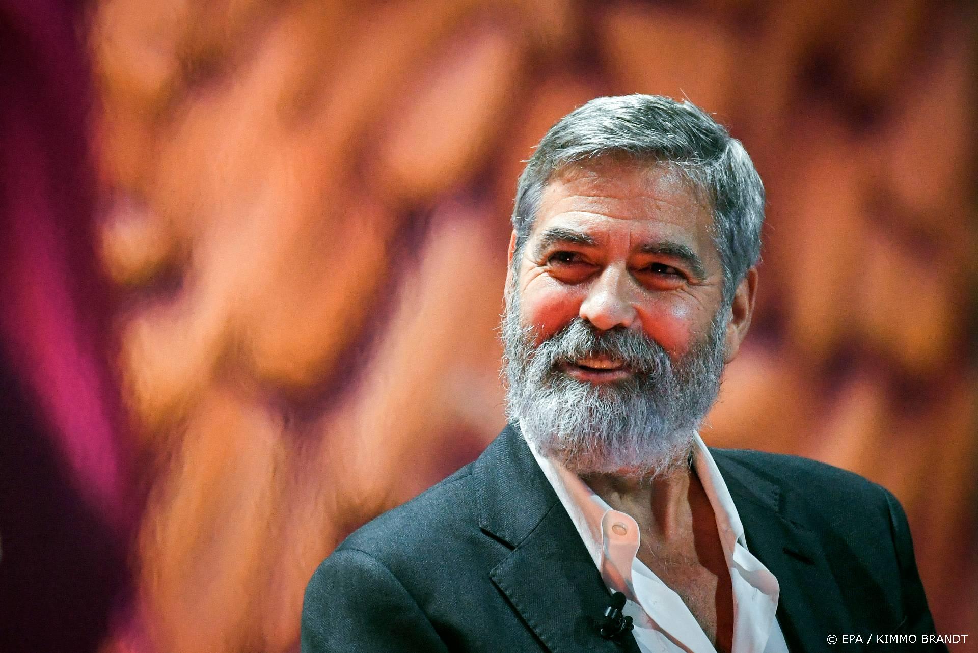 George Clooney reed met 14 miljoen dollar cash rond in oud busje