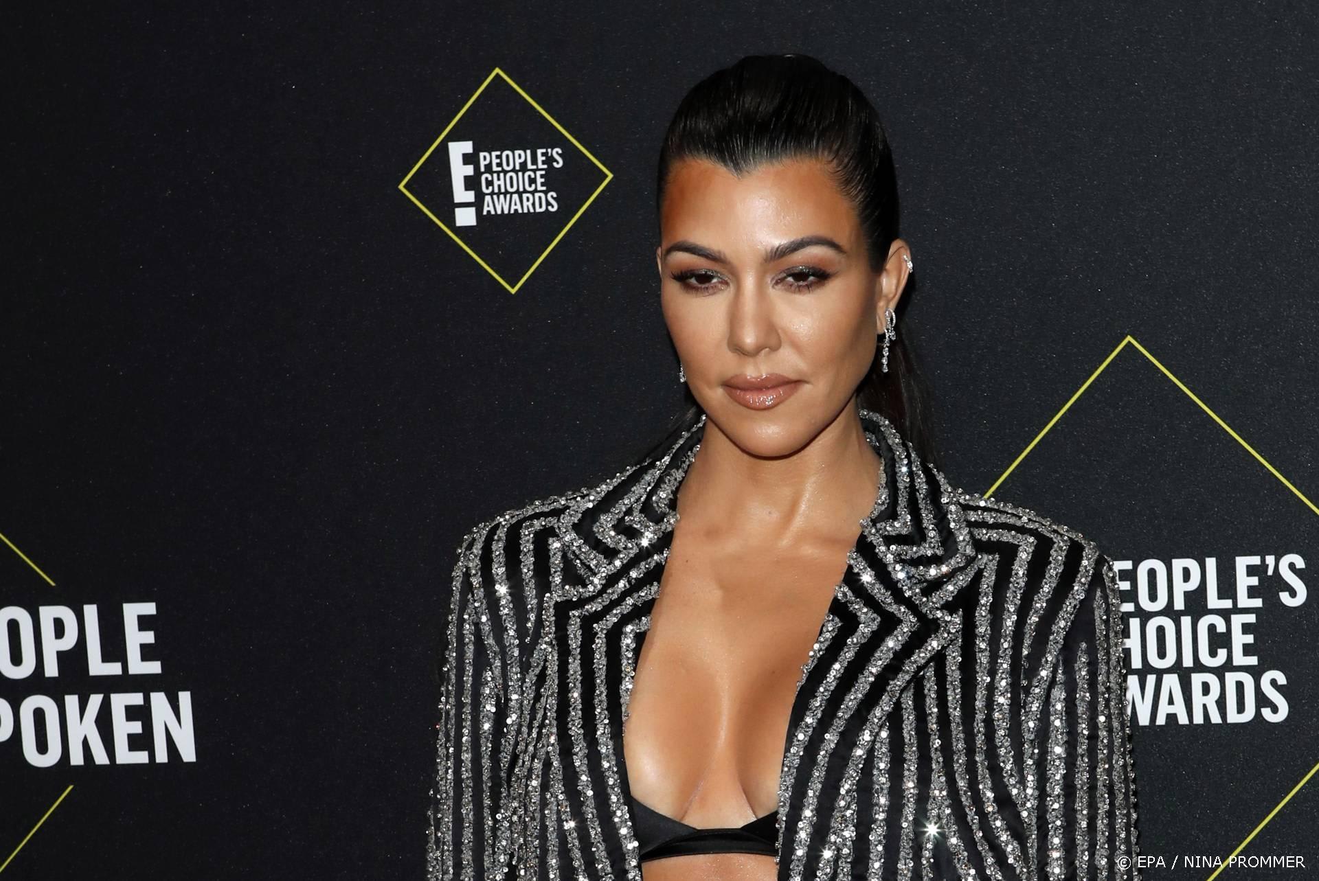 Kourtney Kardashian trouwt in zwart jurkje