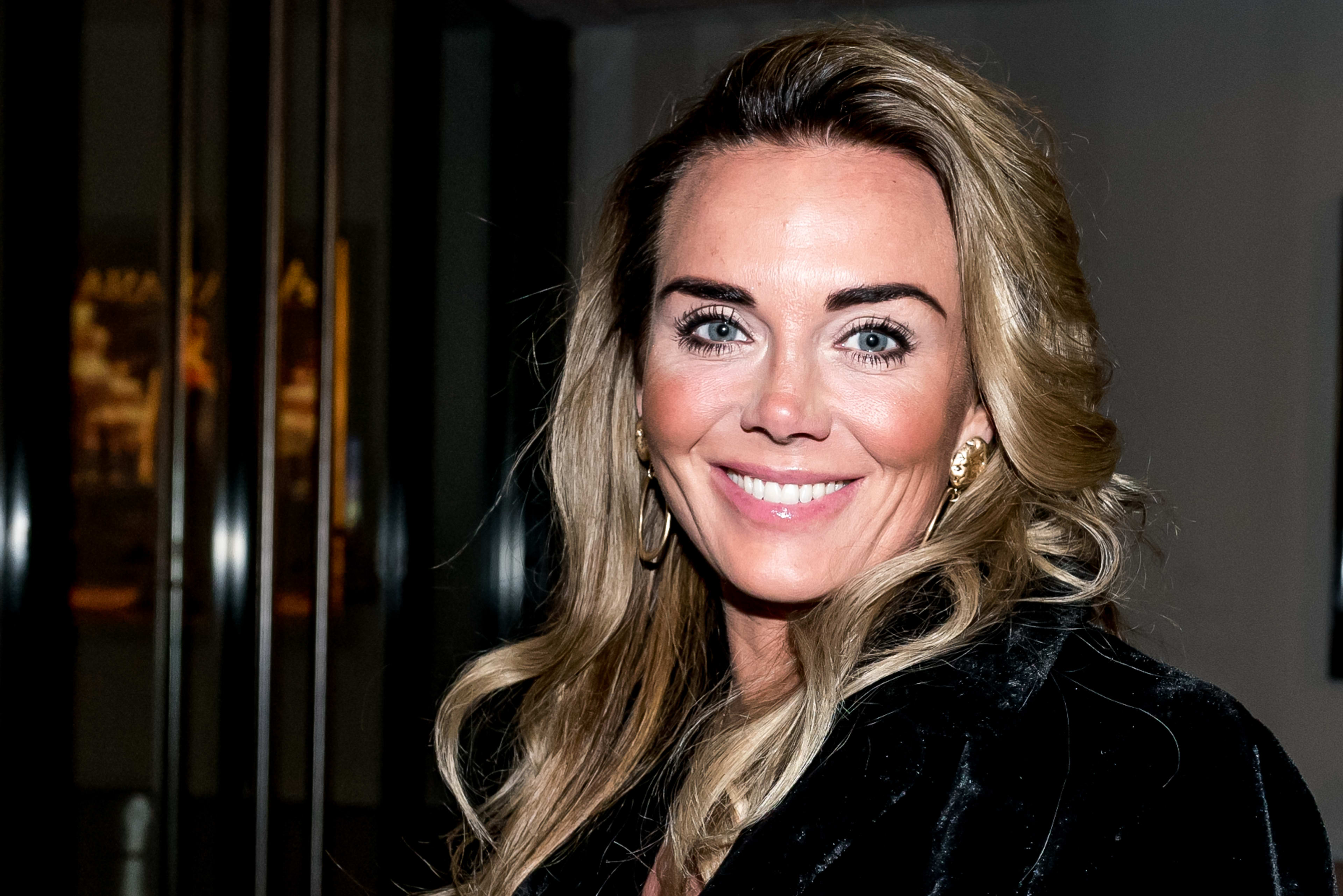 Monique draagt verlovingsring nog
