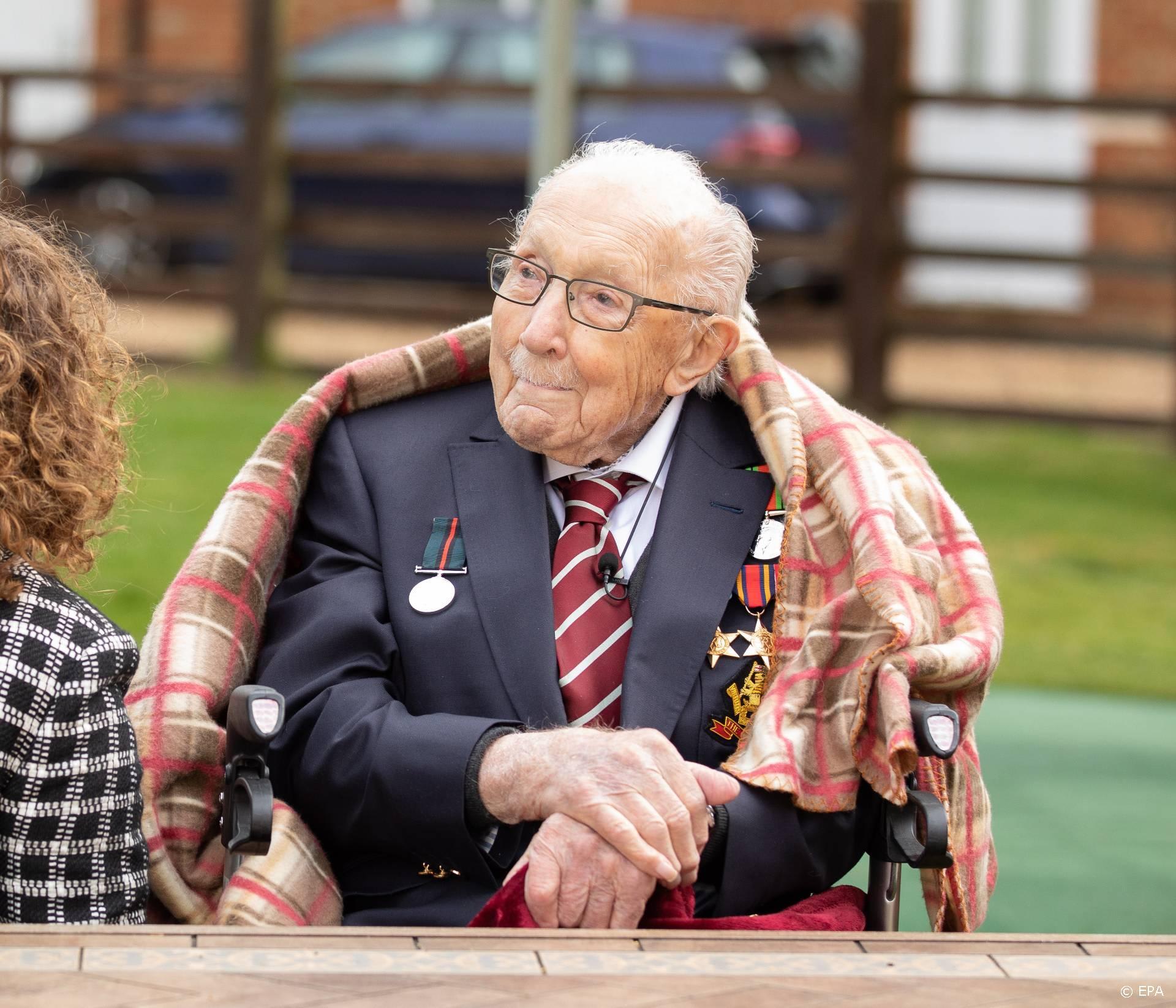 Veteraan Tom Moore (100) is eerste plek in Britse hitlijst kwijt