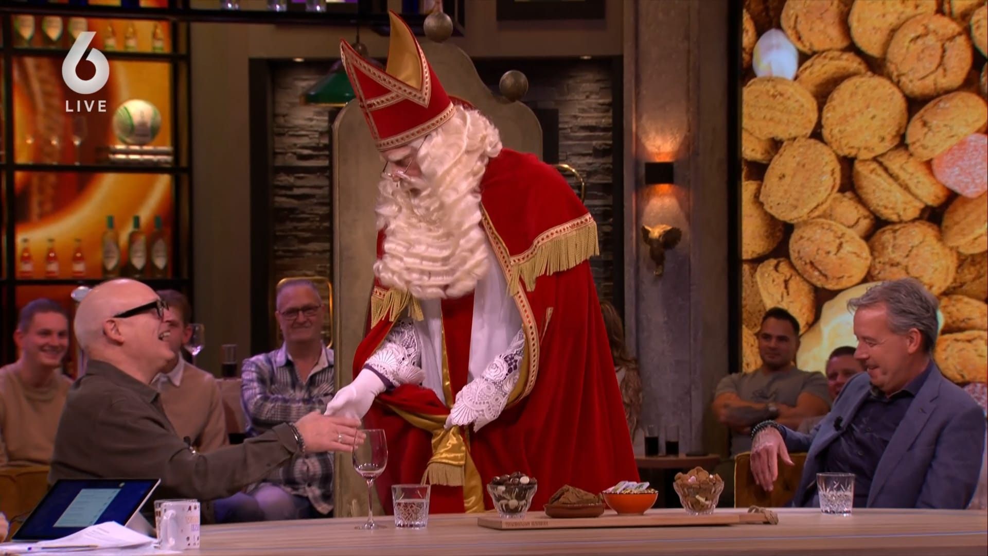 Sinterklaas brengt bezoek aan VI