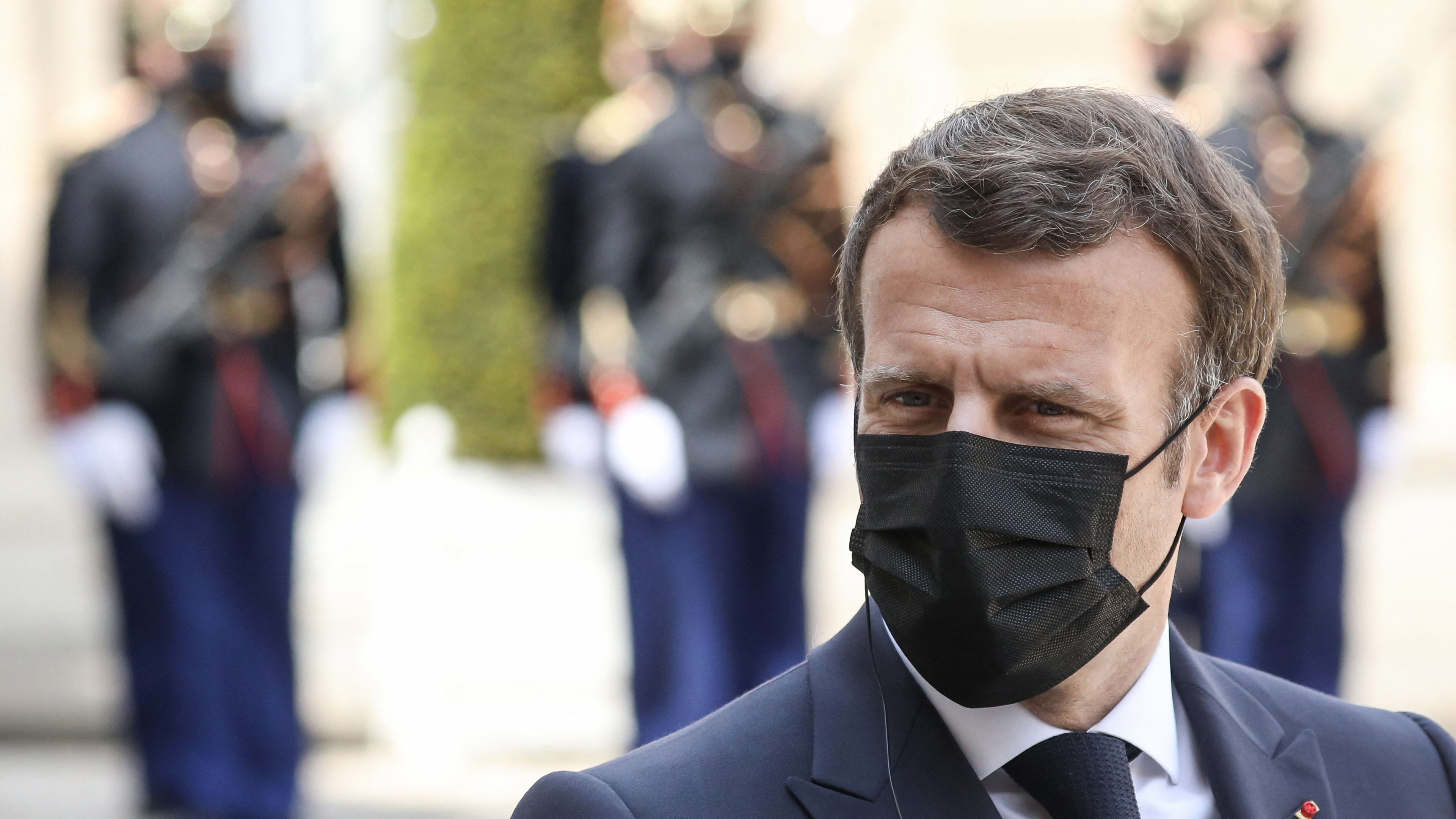 Man slaat Franse president Macron