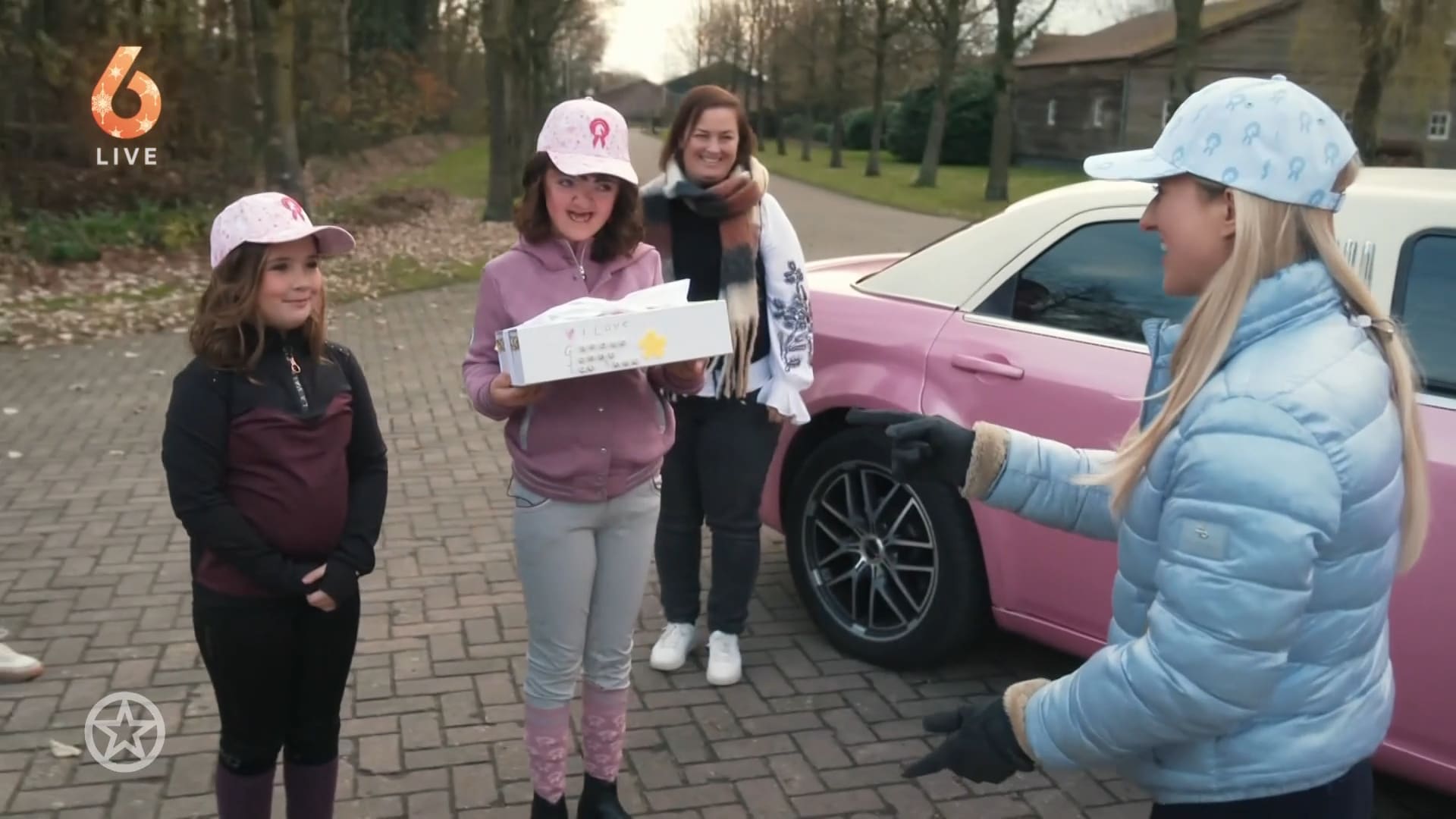 ZIEN: Britt Dekker verwelkomt bijzondere gast op haar verjaardag