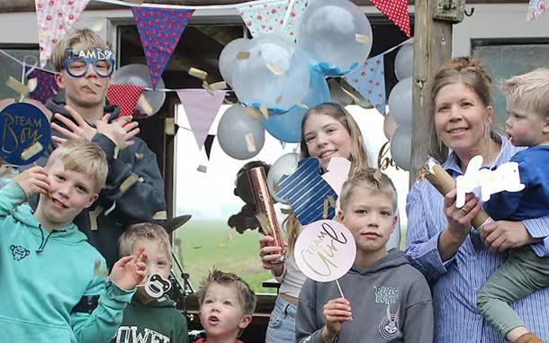 Een huis vol-familie Blom maakt geslacht van negende kind bekend