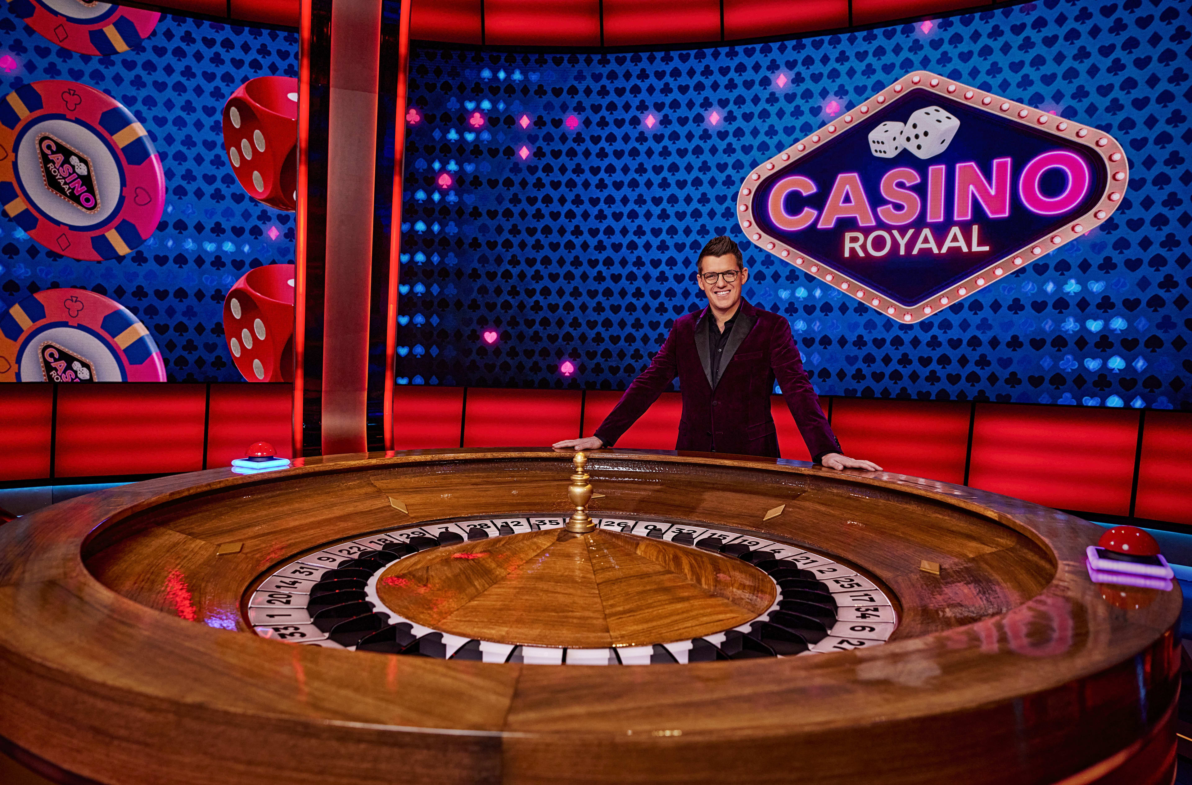 ZIEN: Nieuwe SBS6-gameshow Casino Royaal met Kees Tol