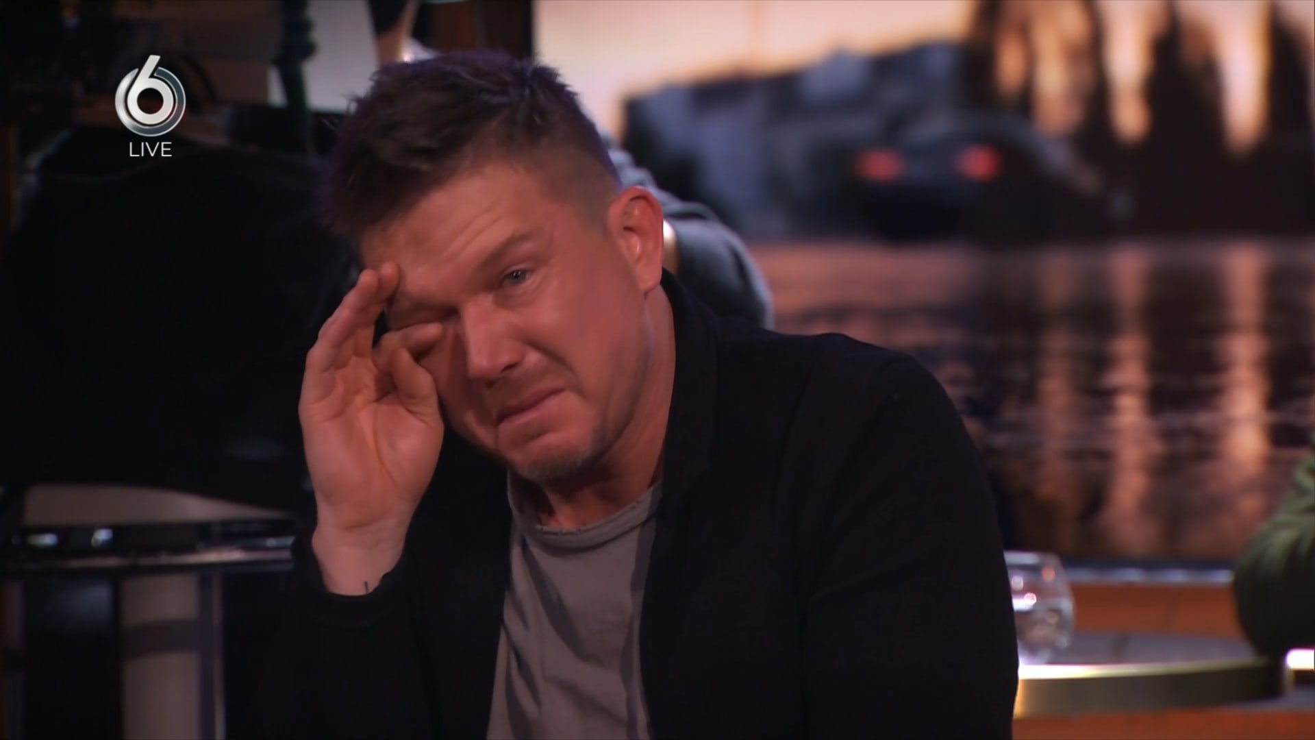 Emotionele Johnny de Mol in tranen bij HLF8 