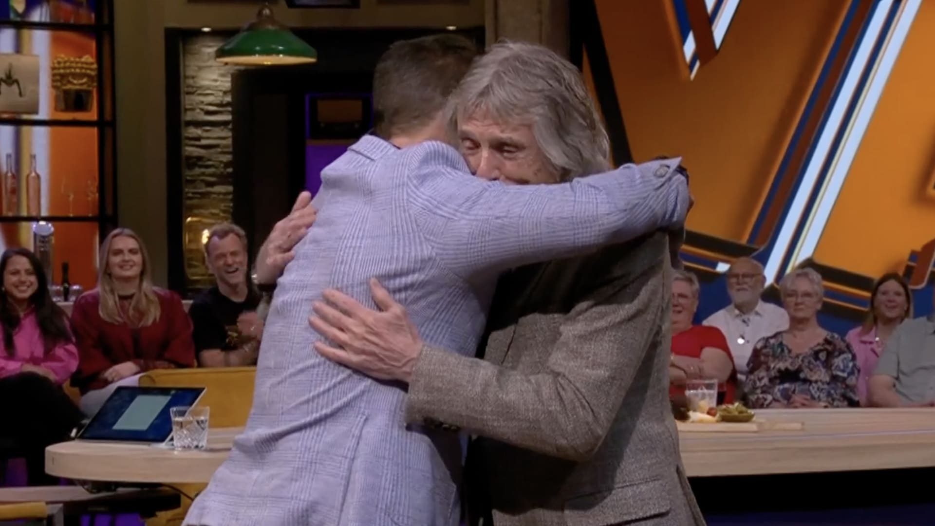 Historisch moment bij Vandaag Inside: Johan Derksen en Wilfred Genee omhelzen elkaar! (Vandaag Inside)