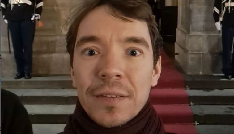 Schokkende beelden van aanval op cabaretier vrijgegeven