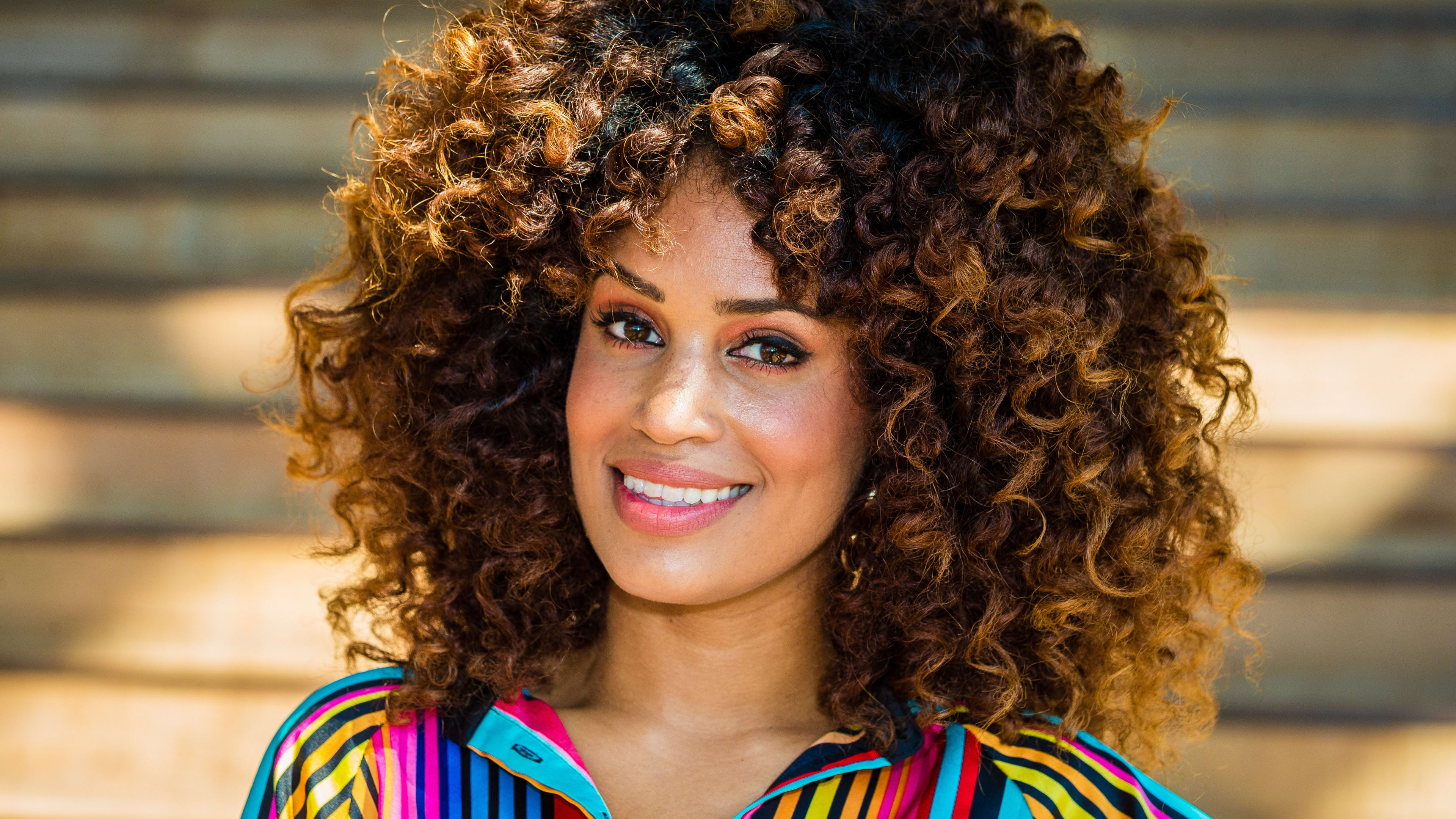 Sharon Doorson showt groeiende babybuik