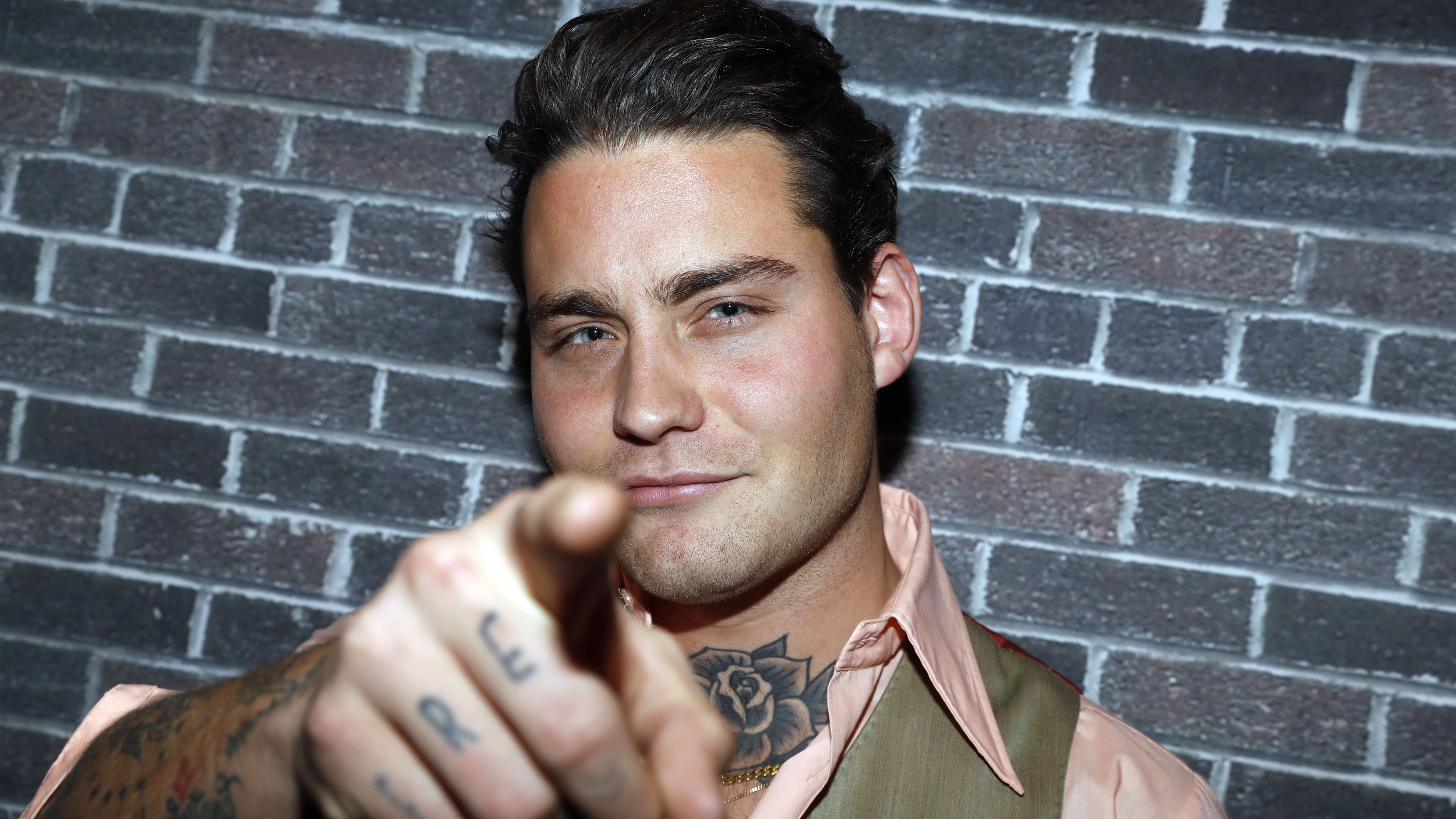 ZIEN: Douwe Bob zoent collega in Liverpool 