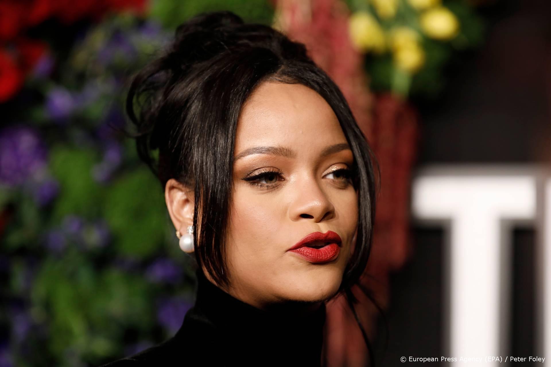 Rihanna plaatst nu eindelijk zelf zwangerschapskiekjes 