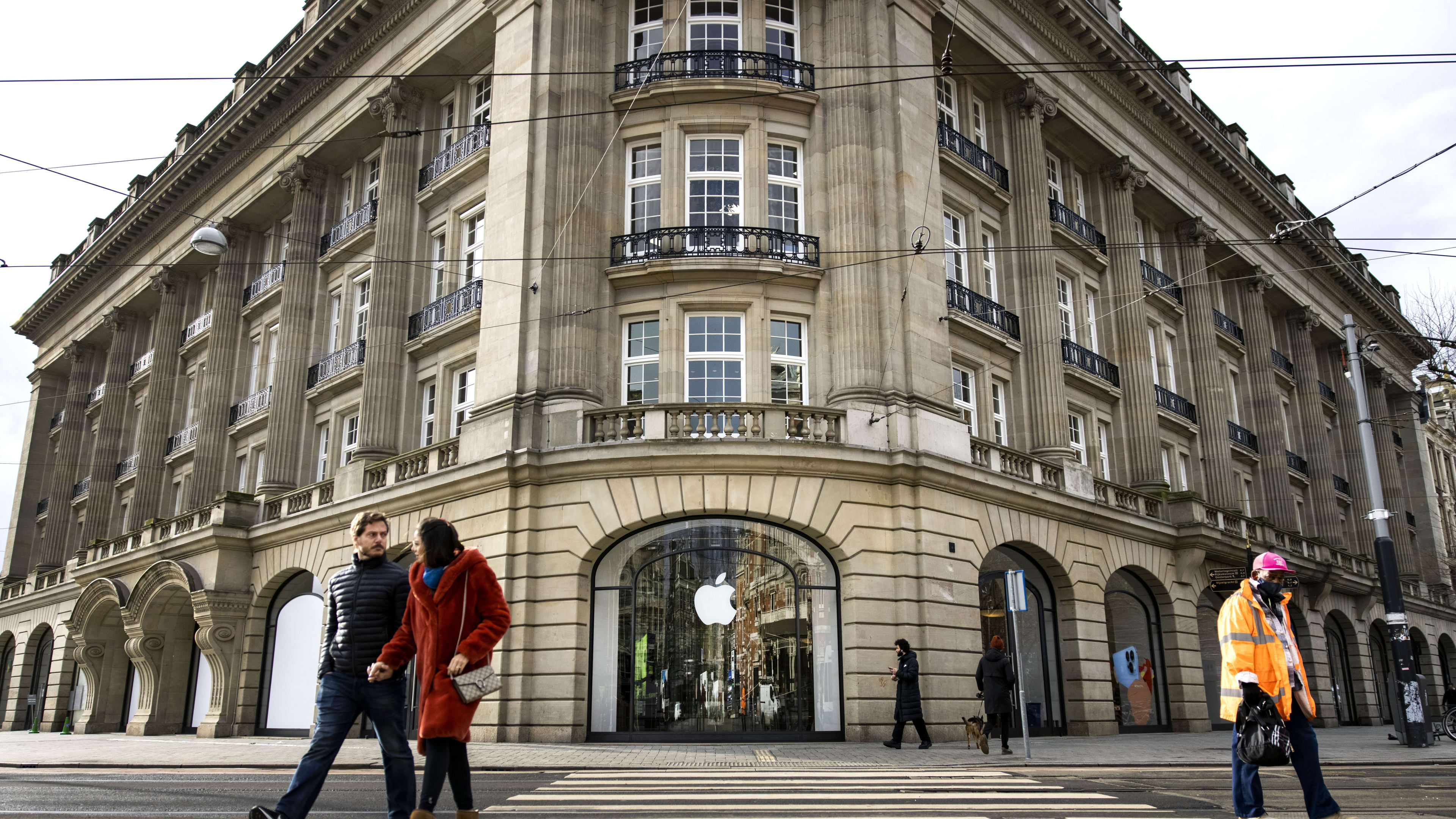 Unieke beelden van gijzeling in Apple Store Amsterdam