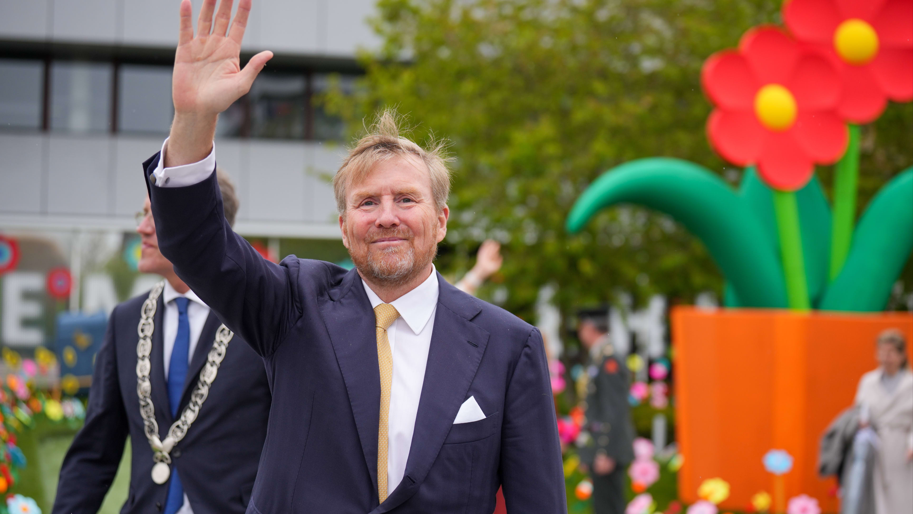 ZIEN: Koning Willem-Alexander gaat los op Snollebollekes