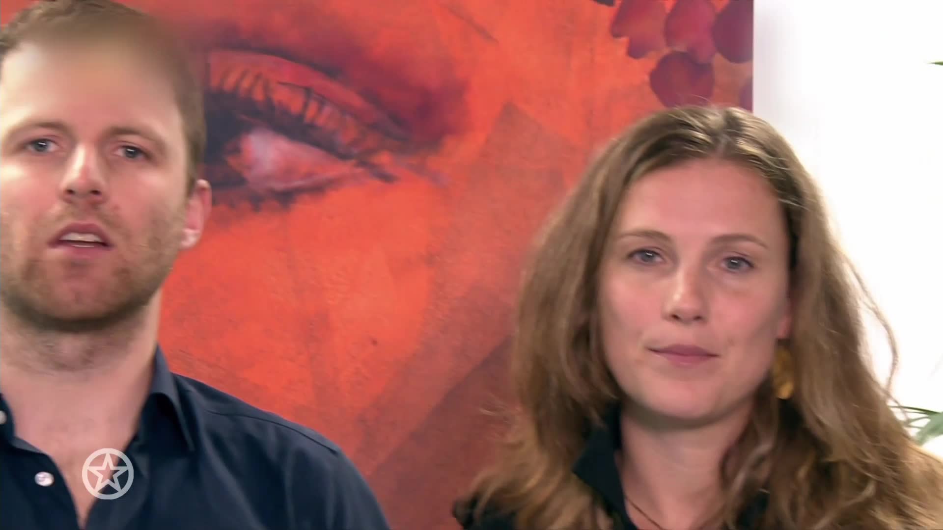 Dochter en zoon Peter R. de Vries spreken kijkers toe