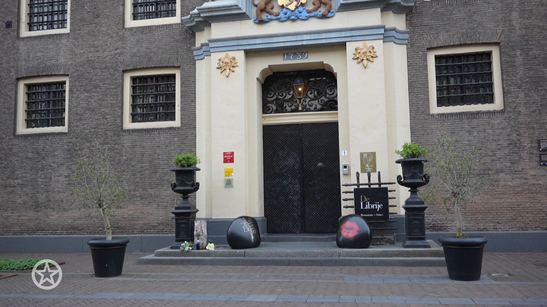 Mensen leggen bloemen bij De Librije
