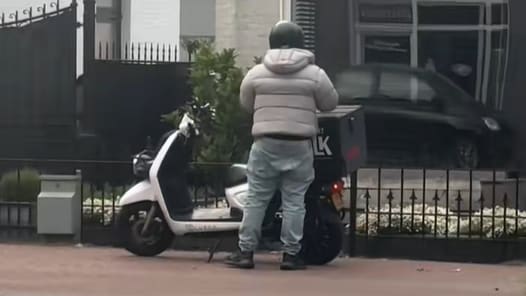 Stille pizzabezorger' tijdens dodenherdenking gaat viraal | Shownieuws