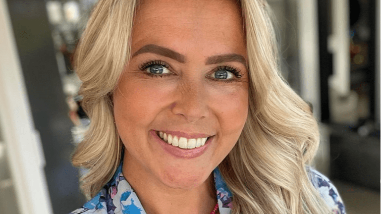 Monique Smit deelt 'ordinaire selfie' in bubbelbad