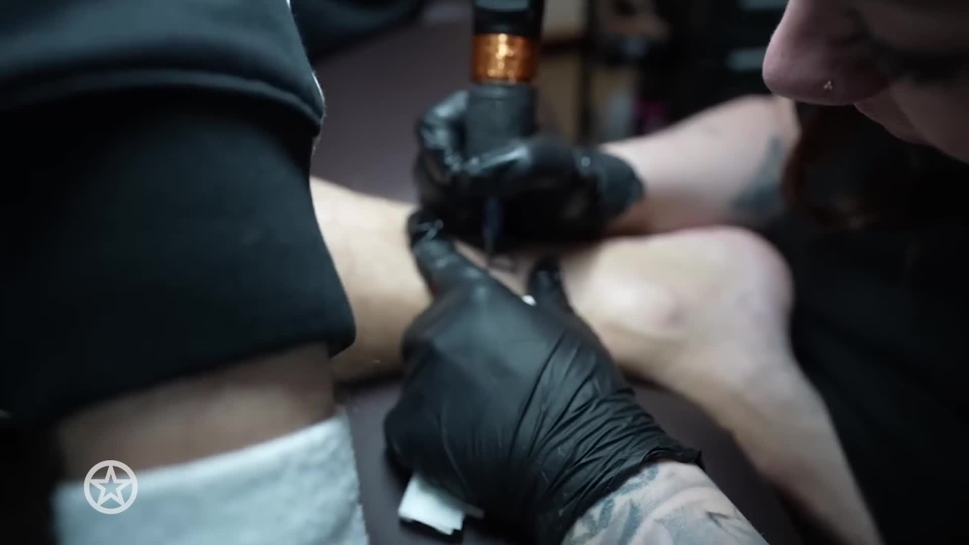 Gio zet een tattoo met zijn nieuwe vriendin