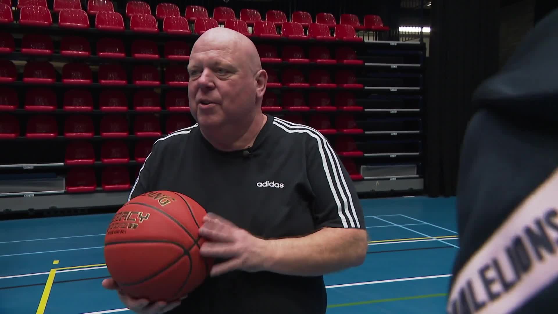 Chatilla leert Peter Gillis basketballen