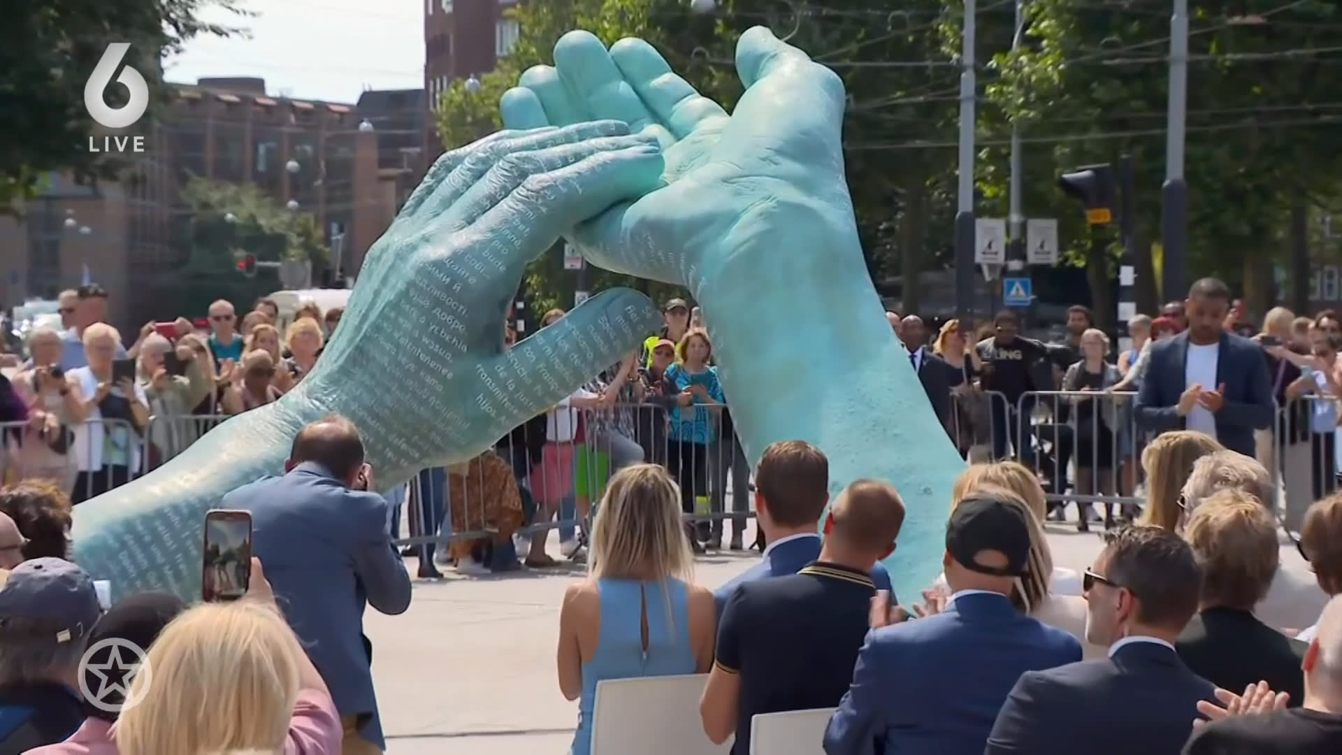 Kinderen Peter R. de Vries trots op monument van vader