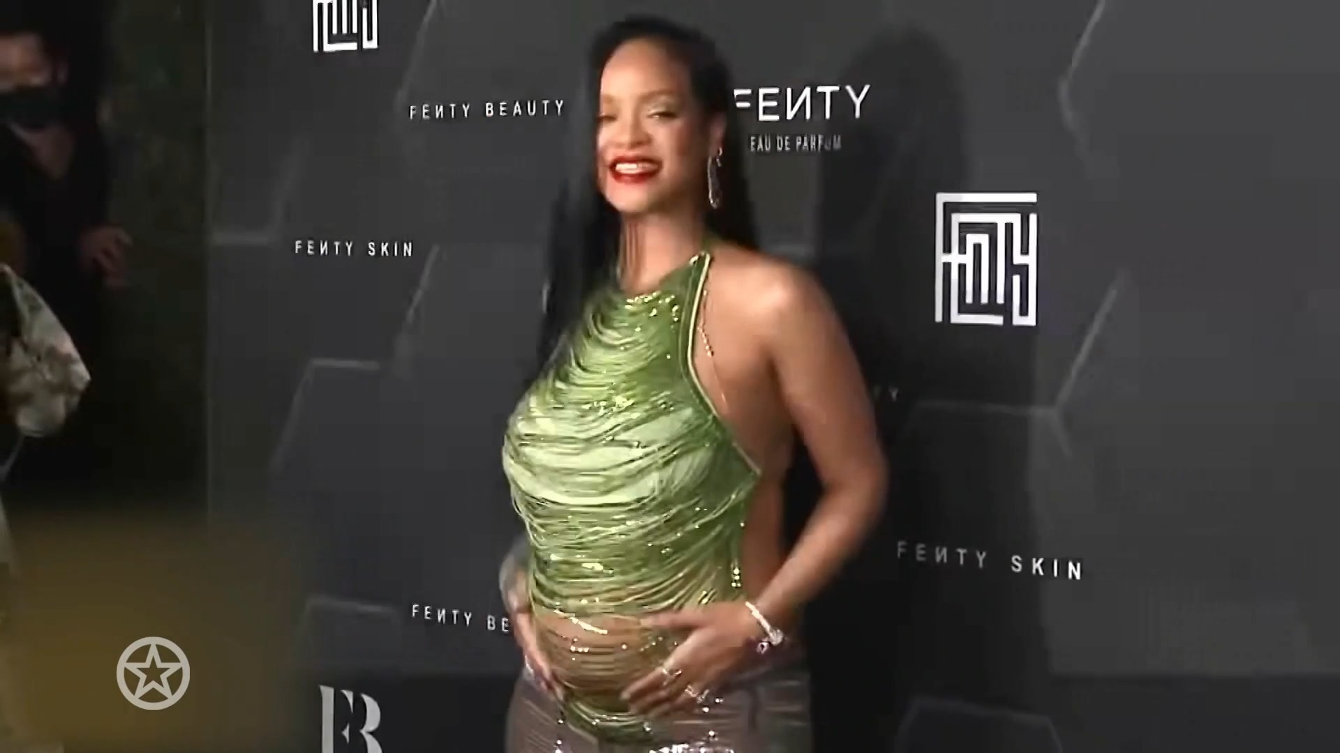 Rihanna omarmt babybuik