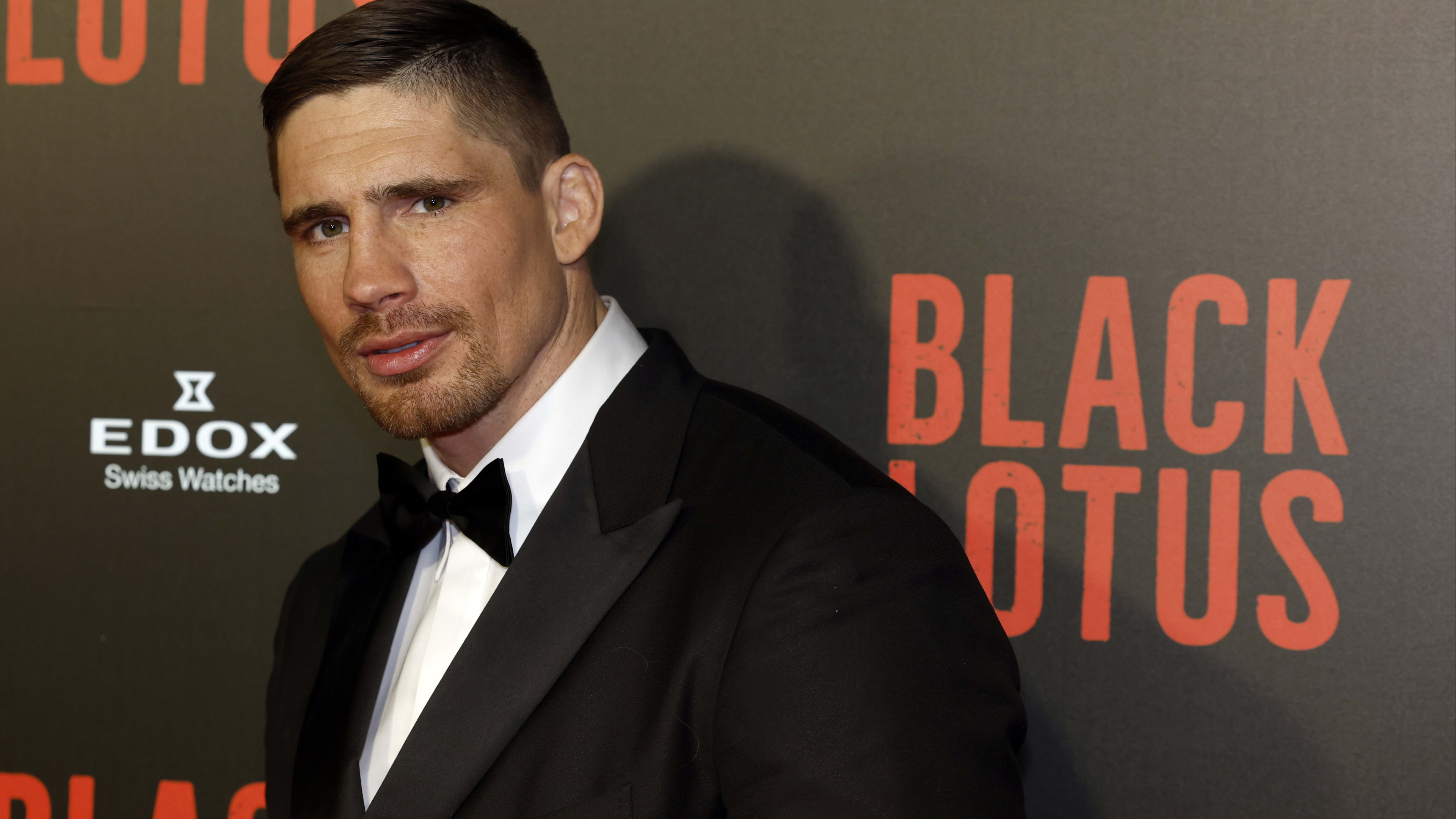 Rico Verhoeven slaat déze influencer 'bont en blauw'