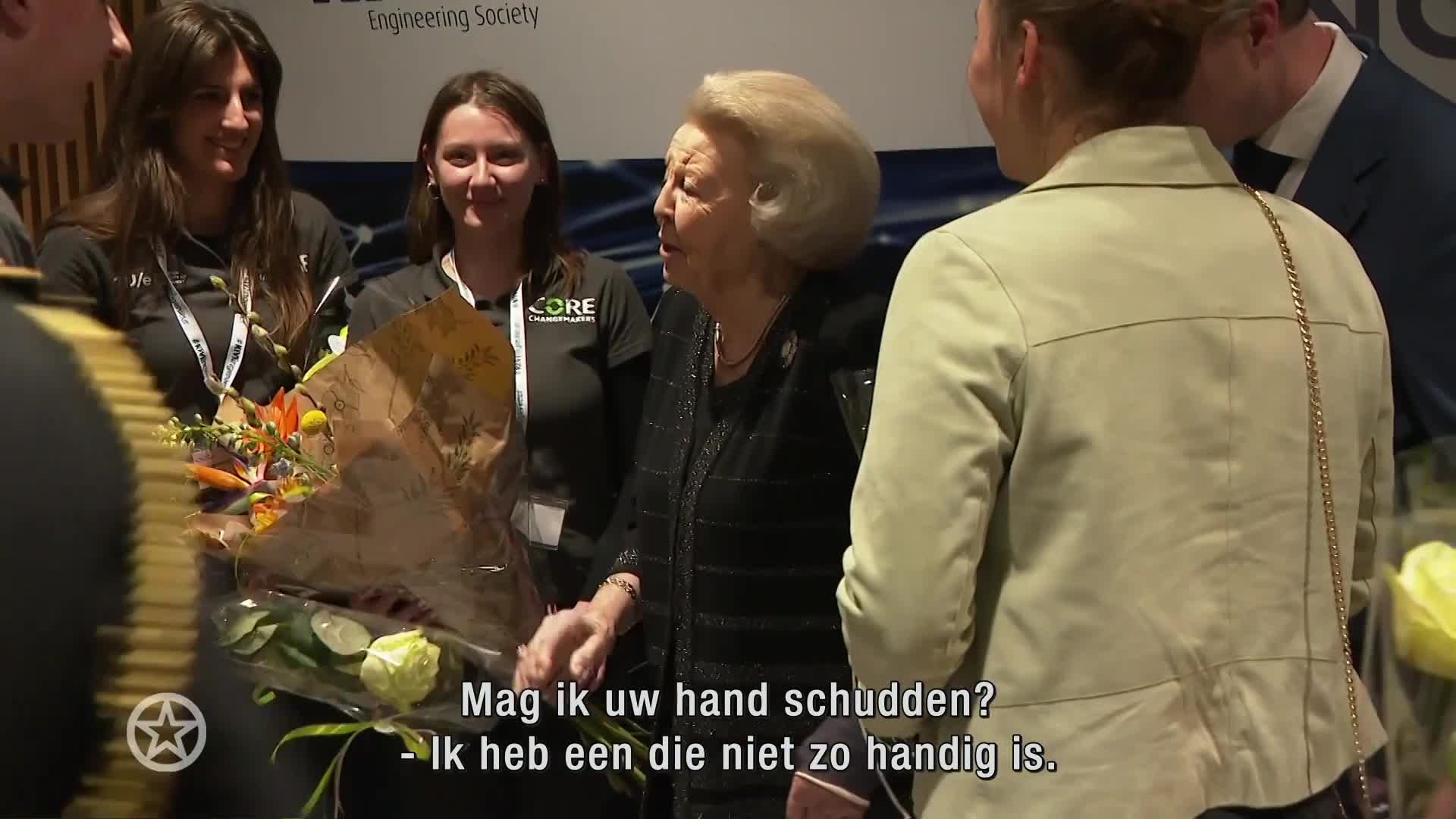 Prinses Beatrix met pols in het gips bij Prins Friso Ingenieursprijs