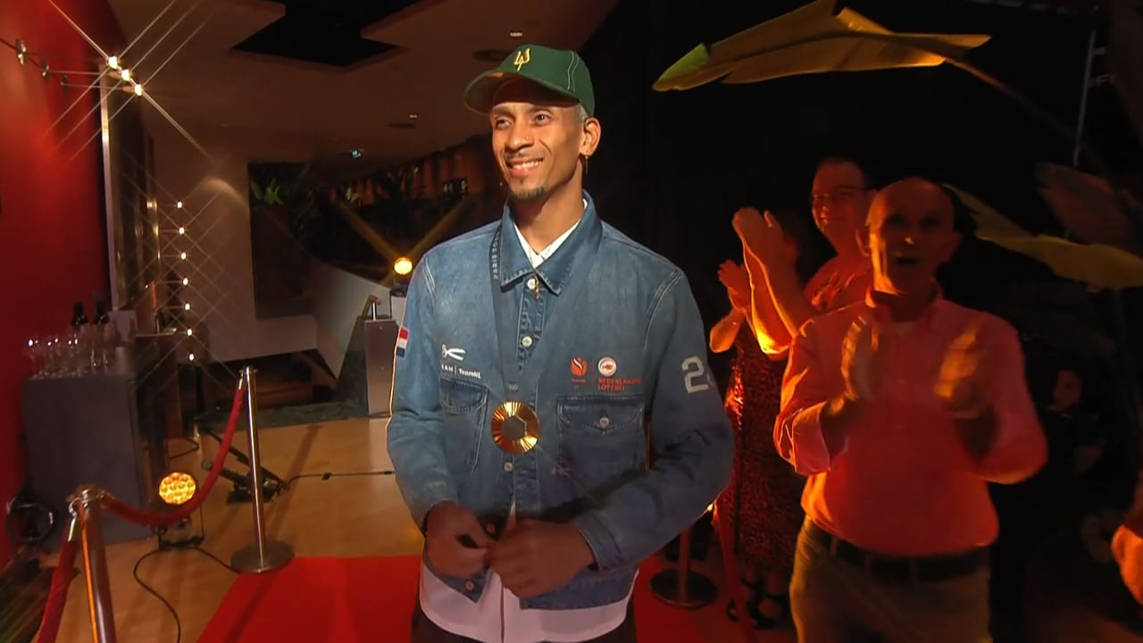 Olympisch kampioen Worthy de Jong als held onthaald in studio De Oranjezomer