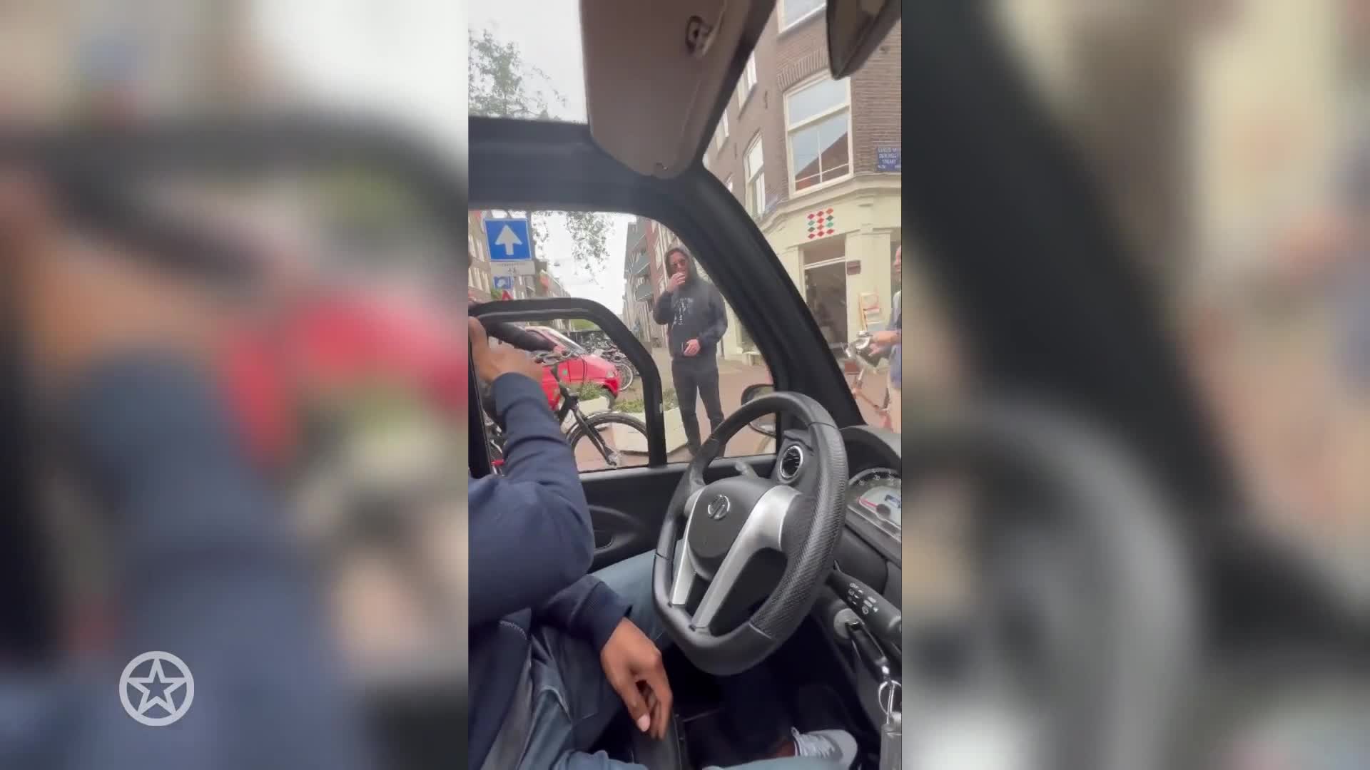 Roué Verveer rijdt bijna Trevor Noah aan