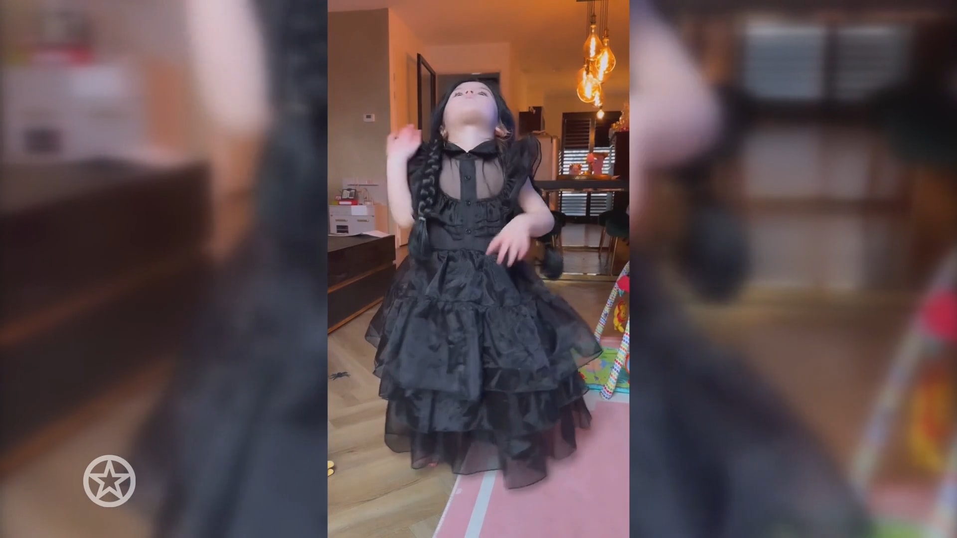 Dochter Danny Froger doet populair TikTok Wednesday-dansje