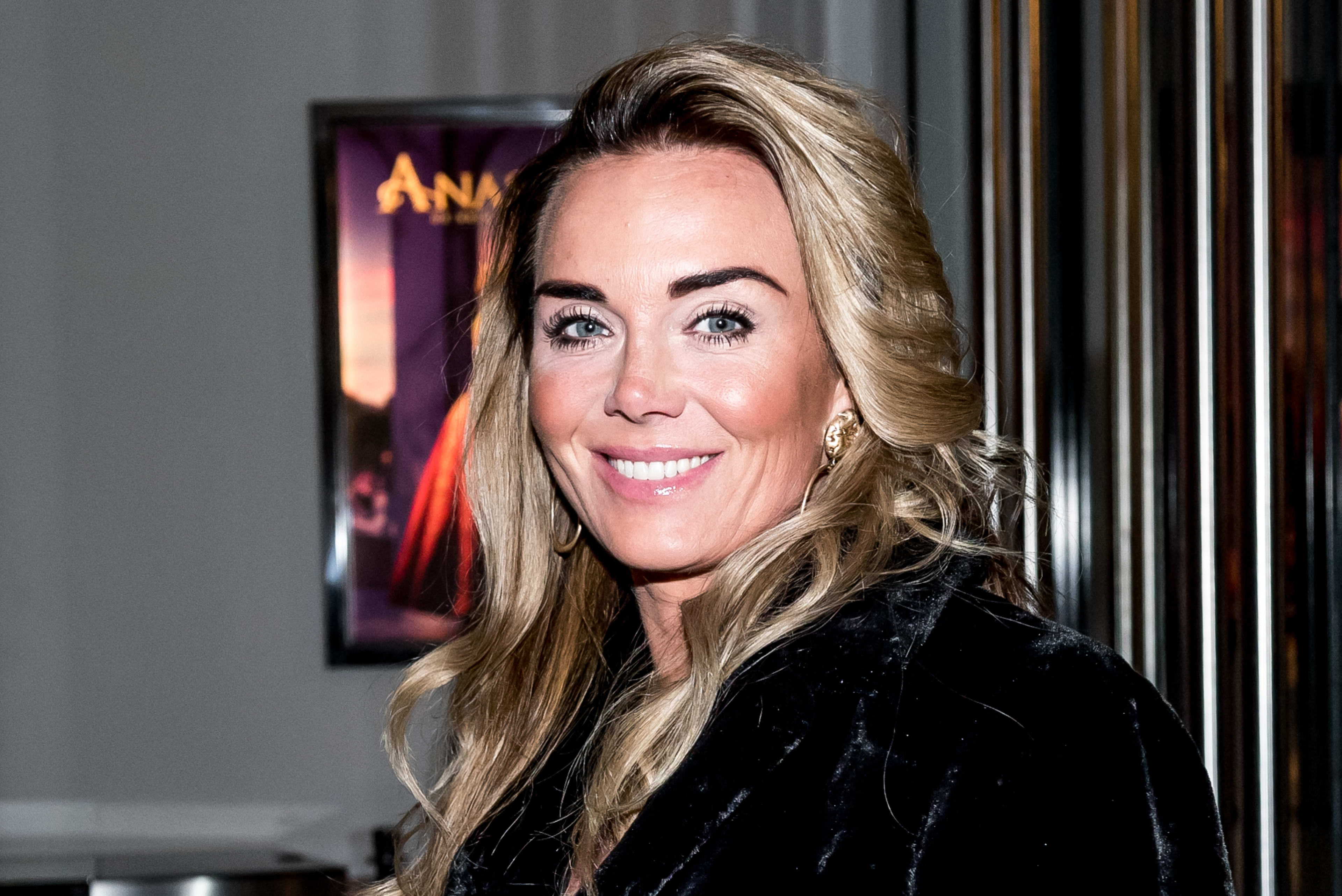 Monique ontroert met emotioneel eerbetoon