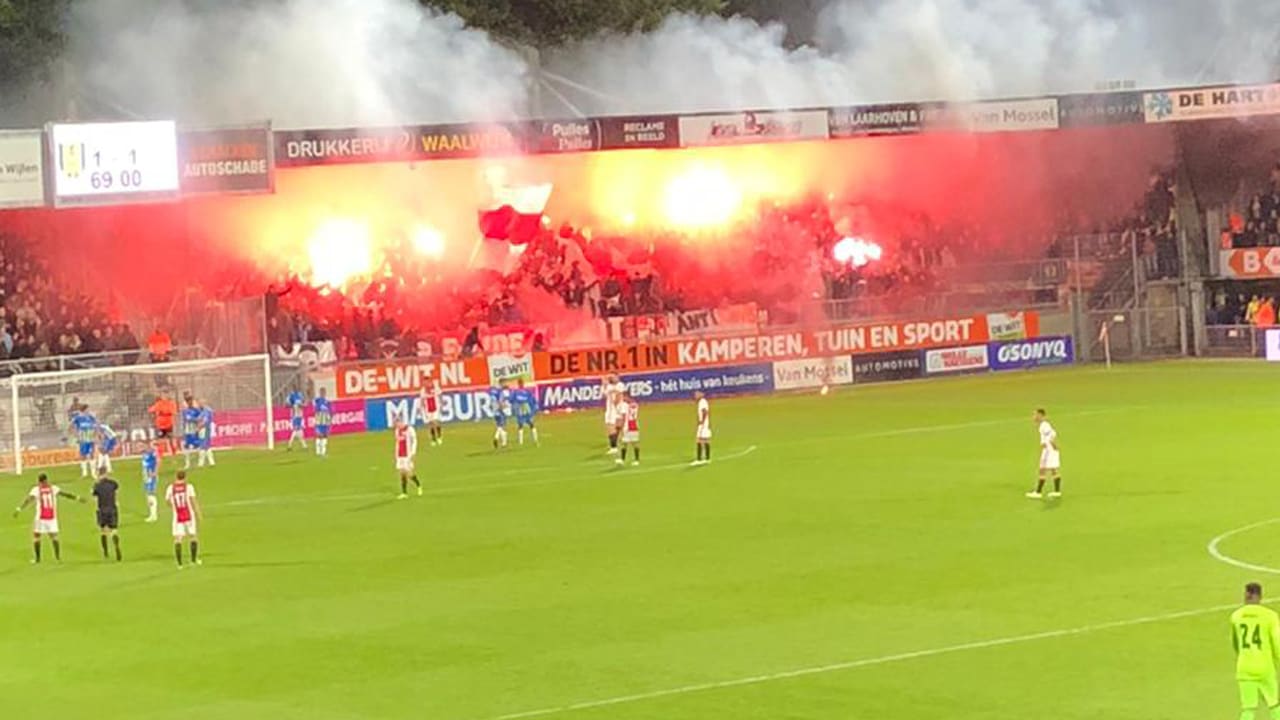 Ajax-fans protesteren tegen supportersverbod in duel met Chelsea