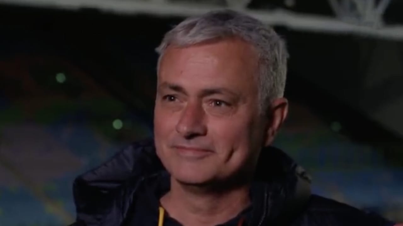 Mourinho in het Nederlands niet te spreken over veld van Vitesse: 'Ongelooflijk!'