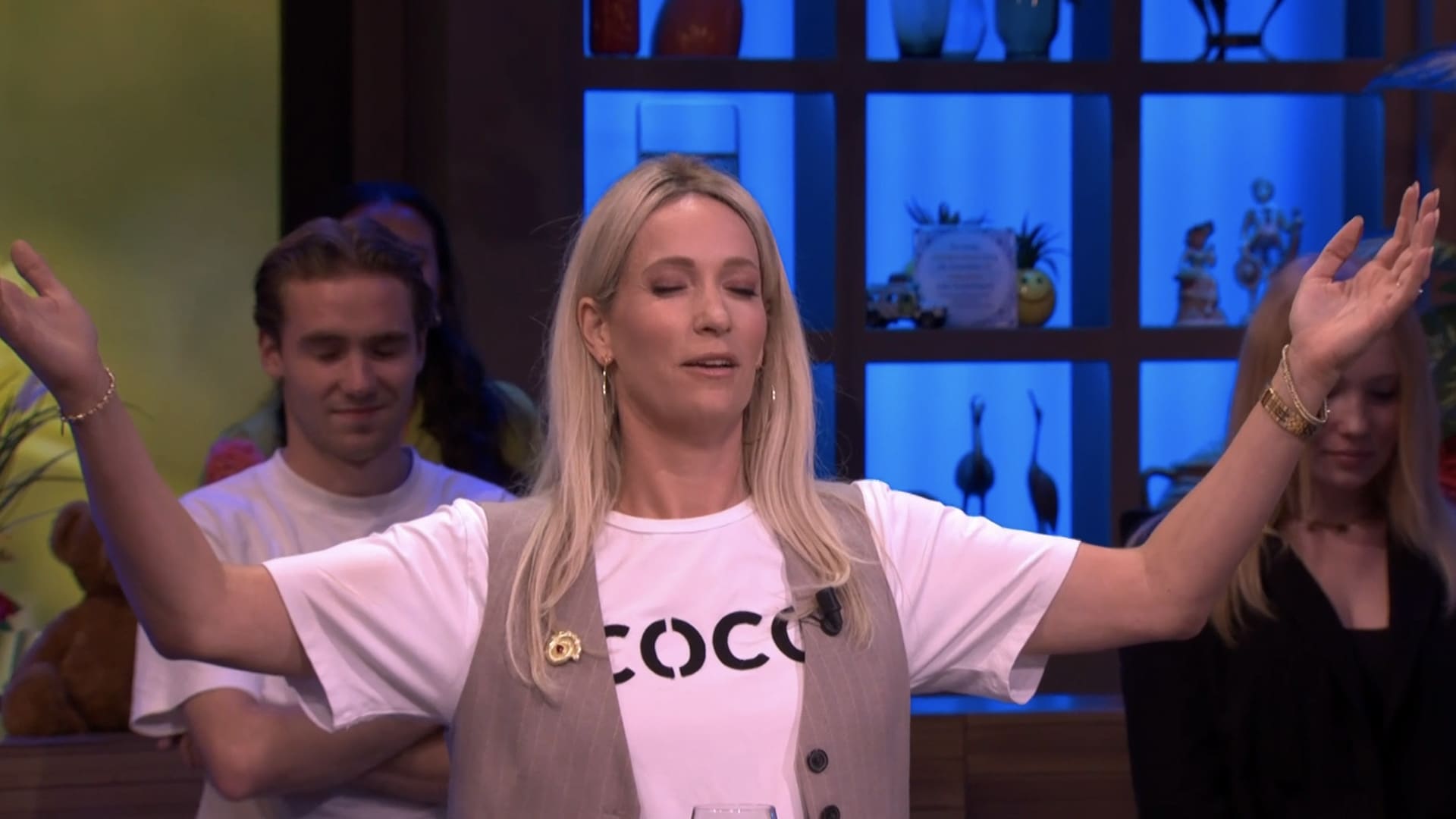 Hélène Hendriks doet parodie op congres van Volt, Merel Ek: ‘Het leek wel een sekte’