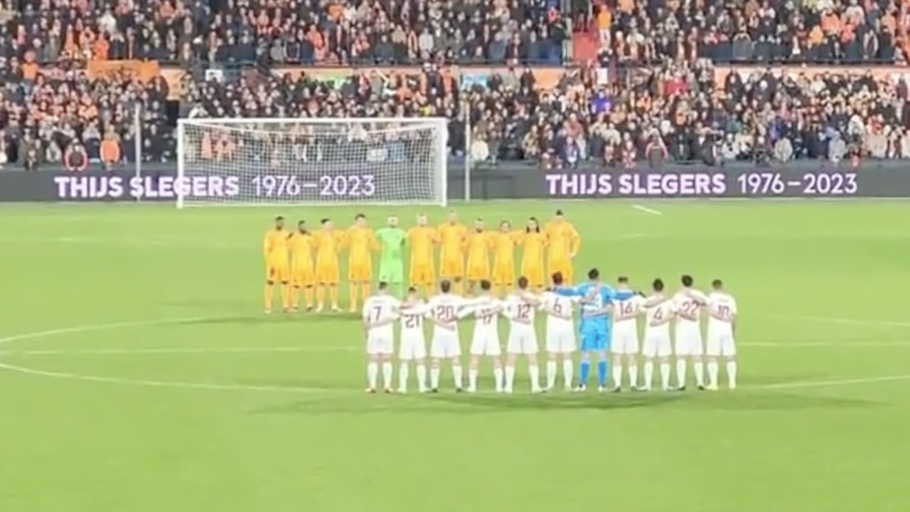 Indrukwekkende minuut stilte in De Kuip voor overleden Thijs Slegers